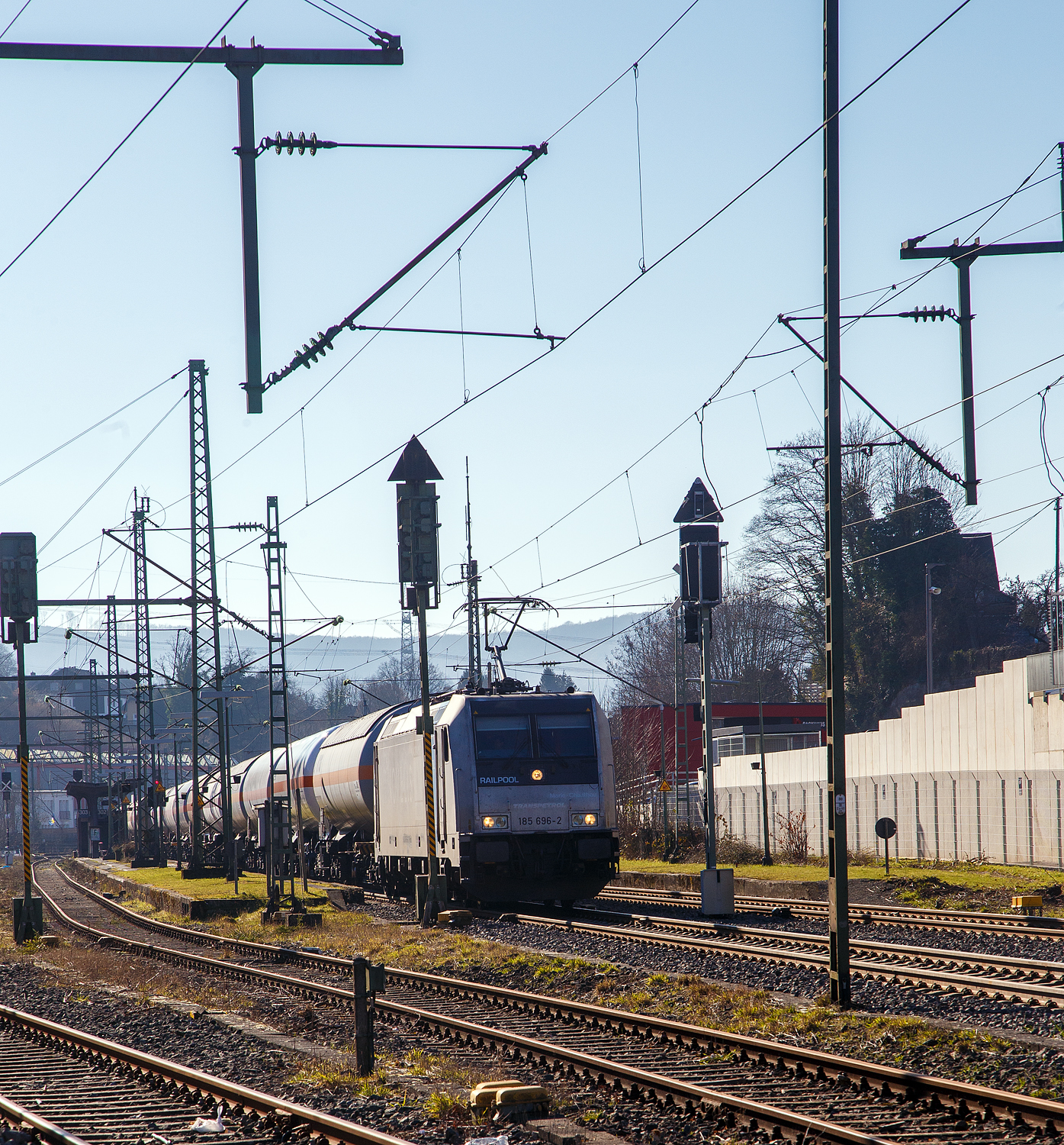 Die 185 696-2 „Marie-Chanthou“ (91 80 6185 696-2 D-Rpool) der Railpool fährt am 14.02.2023 mit einem Druckgas-Kesselwagenzug über die Siegstrecke (KBS 460) in Richtung Siegen. In Niederschelden (eigentlich Niederschelderhütte) hat sie kurz Hp 0, da die Schranken am Bü 343 (km 112,183) noch nicht geschlossen sind.

Die TRAXX F140 AC2 wurde 2010 von Bombardier in Kassel unter der Fabriknummer 34722 gebaut und an die Railpool geliefert. Die Lok ist für Deutschland und Österreich zugelassen. Die ehemaligen Zulassungen für Schweden und Norwegen sind nun durchgestrichen.).