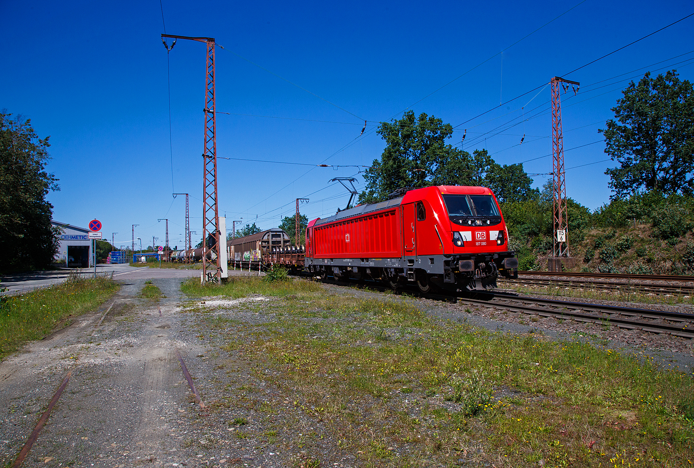 Die 187 080 (91 80 6187 080-7 D-DB) der DB Cargo AG fährt am 10.08.2023, mit einem gemischten Güterzug, durch Rudersdorf in Richtung Dillenburg.

Die TRAXX F140 AC3 ohne LM wurde 2017 von Bombardier in Kassel unter der Fabriknummer 35281 gebaut. 
