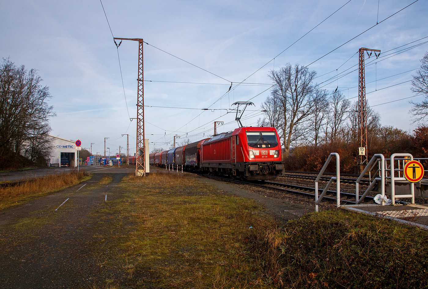 Die 187 119 der DB Cargo AG (91 80 6187 119-3 D-DB) fährt am 22.02.2023 mit einem gemischten Güterzug durch Rudersdorf (Kr. Siegen) in Richtung Dillenburg.

Die TRAXX F140 AC3 wurde 2017 von Bombardier in Kassel unter der Fabriknummer 35263 gebaut.