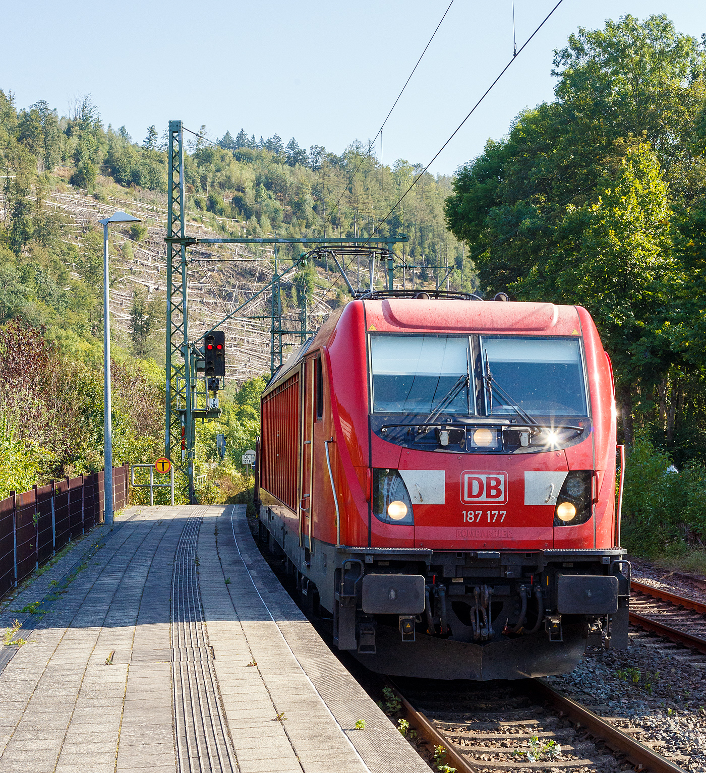 Die 187 177 (91 80 6187 177-1 D-DB) der DB Cargo AG fährt am 17 September 2024 mit einem gemischten Güterzug durch Kirchen (Sieg).

Die Bombardier TRAXX F140 AC3 wurde 2018 von der Bombardier Transportation GmbH in Kassel unter der Fabriknummer 35507 gebaut. Die TRAXX F140 AC3 Varianten der DB Cargo (BR 187.1) haben keine Last-Mile-Einrichtung. Die Höchstgeschwindigkeit beträgt 140km/h. Die Lok hat nur die Zulassung für Deutschland. Die Lokomotiven können in gemischter Mehrfachtraktion mit BR185 und BR186 eingesetzt werden.
