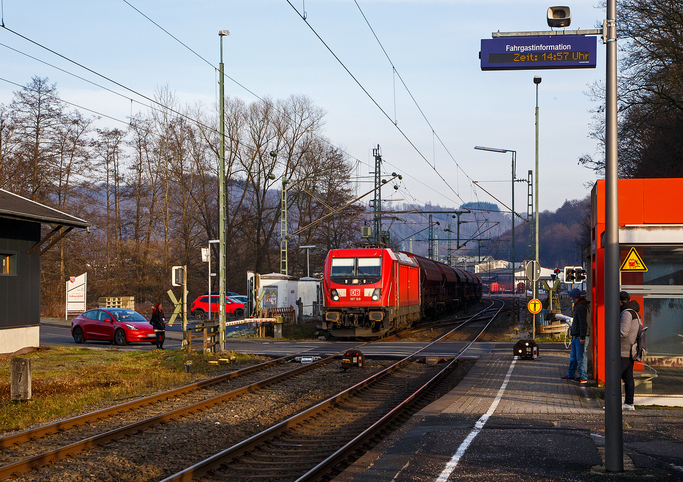 Die 187 188 (91 80 6187 188-8 D-DB) fährt am 18.01.2023 einem gemischten Güterzug durch Scheuerfeld (Sieg) in Richtung Köln.

Die Bombardier TRAXX F140 AC3 wurde 2019 von der Bombardier Transportation GmbH in Kassel unter der Fabriknummer 35586 gebaut.
