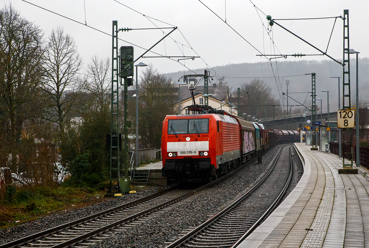 Die 189 078-9 (91 80 6189 078-9 D-DB, Class 189- VJ) der DB Cargo AG fährt am 31.01.2023 mit einem gemischten Güterzug durch den Bahnhof Kirchen (Sieg) in Richtung Köln.

Die SIEMENS EuroSprinter ES 64 F4 wurde 2005 von Siemens in München-Allach unter der Fabriknummer 21063 gebaut und in der Variante B ausgeliefert und war nur für Deutschland zugelassen. 2007 wurde sie in die Variante J umgebaut und hat so nun die Zulassungen für Deutschland und die Niederlande.

Die BR 189 (Siemens ES64F4) hat eine Vier-Stromsystem-Ausstattung, diese hier hat die Variante J (Class 189-VJ) und besitzt so die Zugbeeinflussungssysteme LZB/PZB, ETCS und ATB für den Einsatz in Deutschland und den Niederlanden.
Die Stromabnehmerbestückung ist folgende: 
Pos. 1: D, NL (AC)
Pos. 2: NL (DC)
Pos. 3: NL (DC)
Pos. 4: D, NL (AC)
