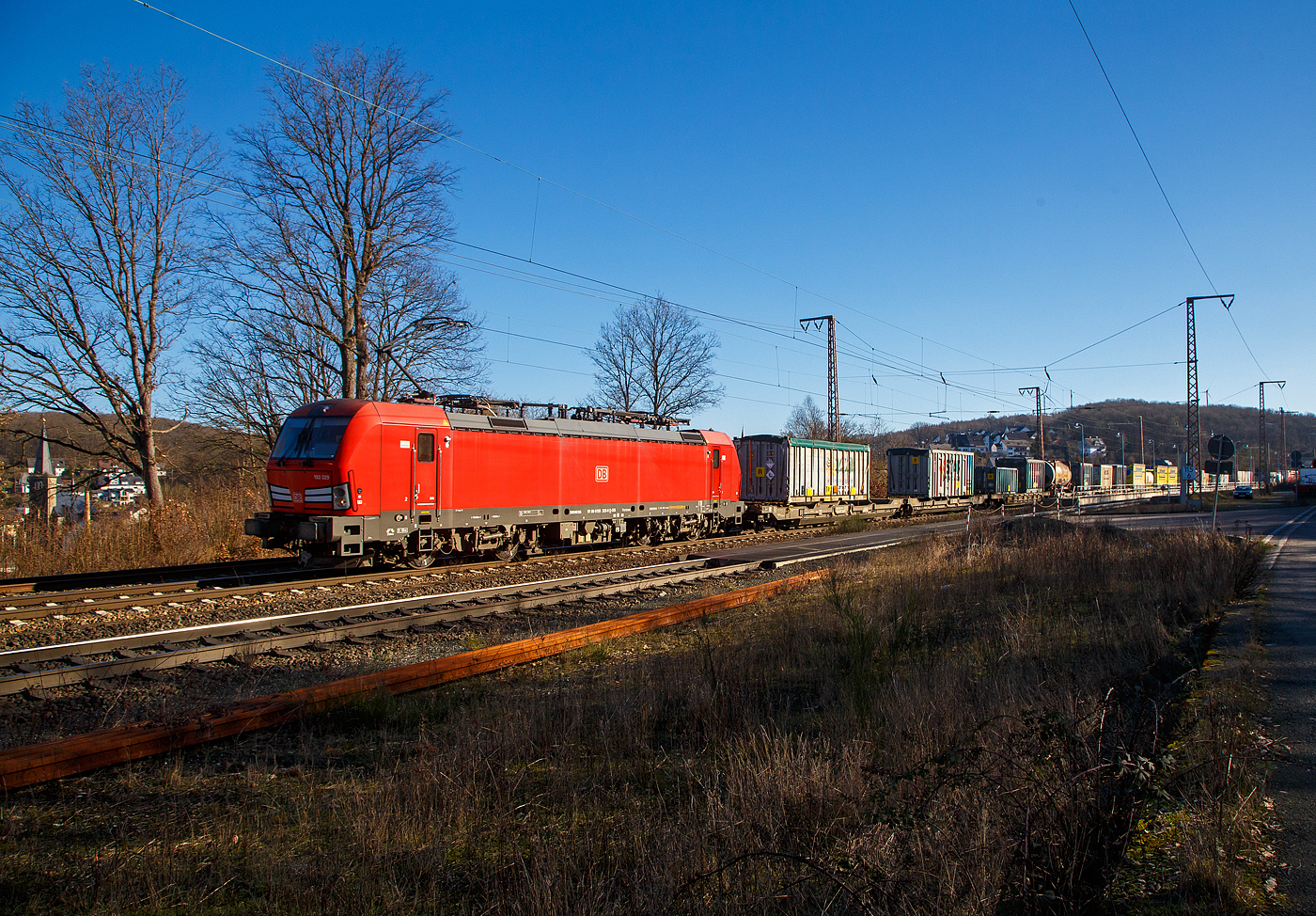Die 193 329-0 (91 80 6193 329-0 D-DB) der DB Cargo AG fährt am 07.2.2023 mit einem „HUPAC“ KLV-Zug durch Rudersdorf (Kr. Siegen) in Richtung Siegen. Hier befährt der Zug die Dillstrecke (KBS 445) von dieser geht es bei Siegen-Ost auf die Siegstrecke (KBS 460) in Richtung Köln. Weil die Ruhr-Sieg-Strecke (KBS 440) nicht das KV-Profil P/C 400 aufweist, sind solche Züge dort nur bis Kreuztal zum Südwestfalen Container-Terminal möglich.

Die Siemens Vectron MS (200 km/h - 6.4 MW) wurden 2018 von Siemens unter der Fabriknummer 22404 und gebaut, sie hat die Zulassungen für Deutschland, Österreich, Schweiz, Italien und die Niederlande (D/A/CH/I/NL).