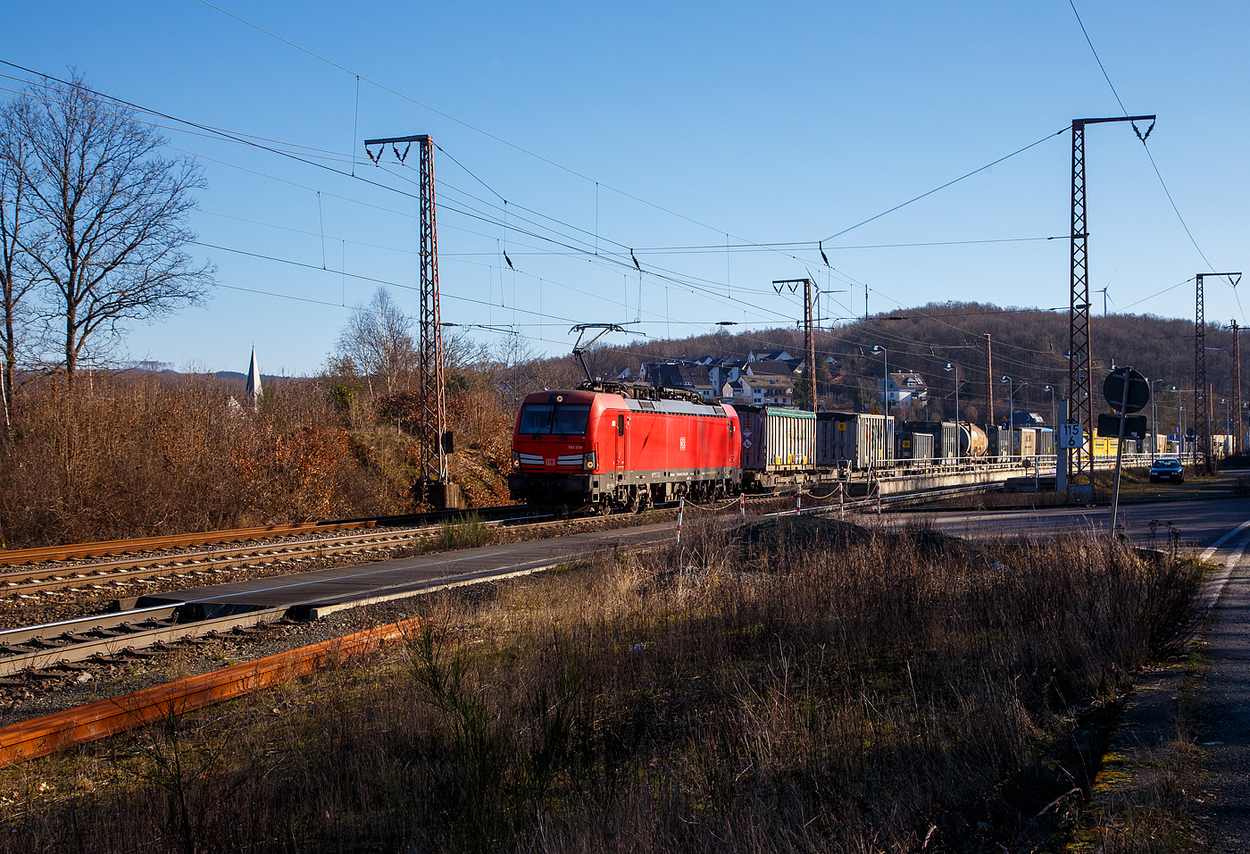Die 193 329-0 (91 80 6193 329-0 D-DB) der DB Cargo AG fährt am 07.2.2023 mit einem „HUPAC“ KLV-Zug durch Rudersdorf (Kr. Siegen) in Richtung Siegen. Hier befährt der Zug die Dillstrecke (KBS 445) von dieser geht es bei Siegen-Ost auf die Siegstrecke (KBS 460) in Richtung Köln. Weil die Ruhr-Sieg-Strecke (KBS 440) nicht das KV-Profil P/C 400 aufweist, sind solche Züge dort nur bis Kreuztal zum Südwestfalen Container-Terminal möglich.

Die Siemens Vectron MS (200 km/h - 6.4 MW) wurden 2018 von Siemens unter der Fabriknummer 22404 und gebaut, sie hat die Zulassungen für Deutschland, Österreich, Schweiz, Italien und die Niederlande (D/A/CH/I/NL).