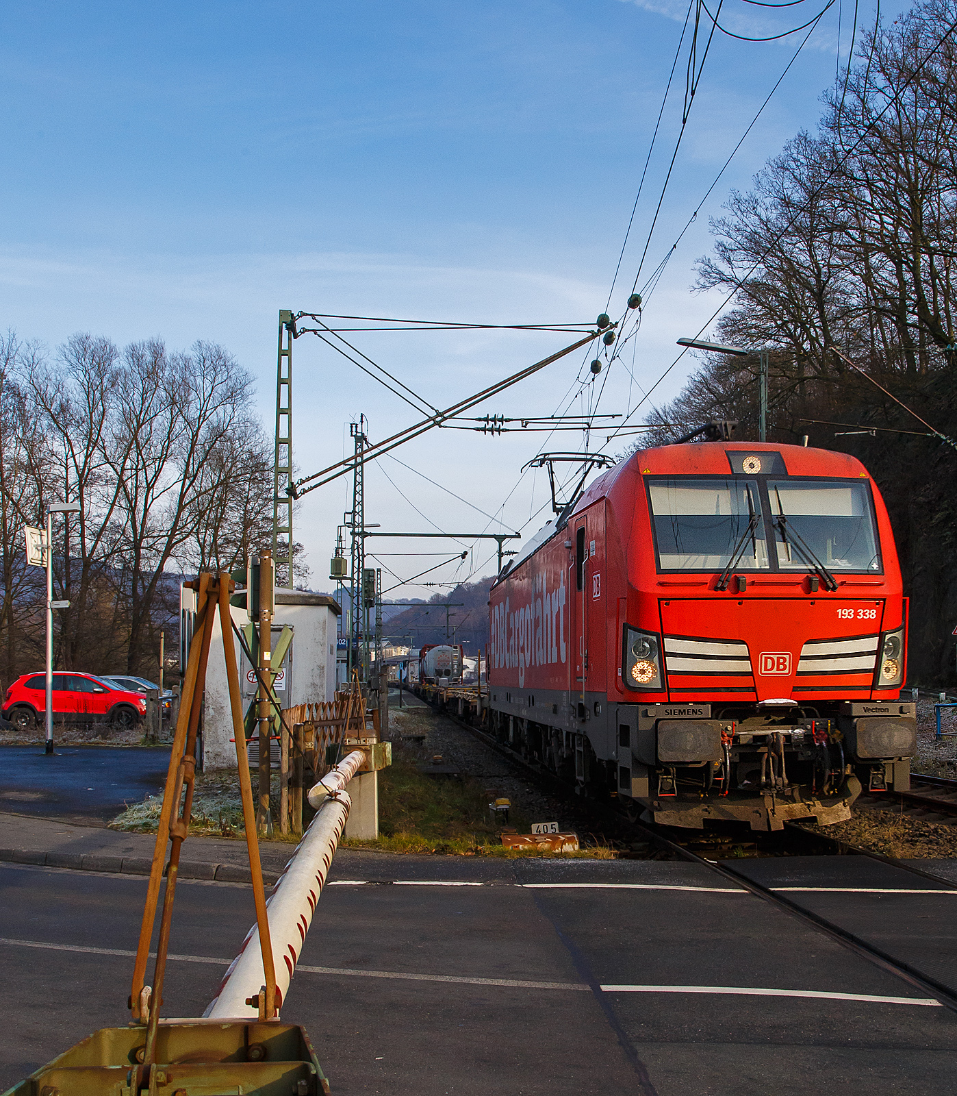 Die 193 338 (91 80 6193 338-1 D-DB) der DB Cargo AG fährt am 18.01.2023 mit einem KLV-Zug durch Scheuerfeld (Sieg) in Richtung Köln. Sie trägt an der Seite die Werbung „#DBCargofährt“

Die Siemens Vectron MS (200 km/h - 6.4 MW) wurden 2018 von Siemens unter der Fabriknummer 22465 und gebaut, sie hat die Zulassungen für Deutschland, Österreich, Schweiz, Italien und die Niederland (D/A/CH/I/NL).

