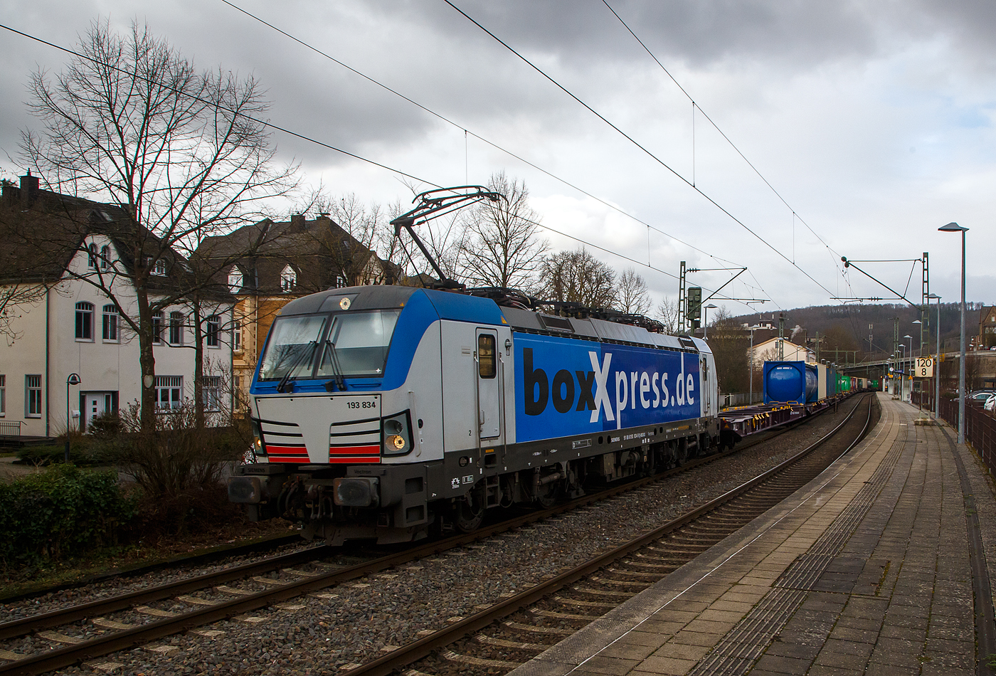 Die 193 834-9 (91 80 6193 834-9 D-BOXX) der boxXpress.de GmbH (Hamburg) fährt am 02.12.2021 mit einem Containerzug durch Kirchen/Sieg in Richtung Köln. Der Containerzug bestand aus Containertragwagen der Gattung Sggnss-xl der RailRelease B.V. (Rotterdam).

Die SIEMENS Vectron MS (Leistung 6,4 MW), wurde 2017 von Siemens Mobilitiy in München-Allach unter der Fabriknummer 22264 gebaut und an die boxXpress.de geliefert. Sie hat die Zulassungen für Deutschland, Österreich, Italien, die Schweiz und die Niederlande (D, A, I, CH, NL). 