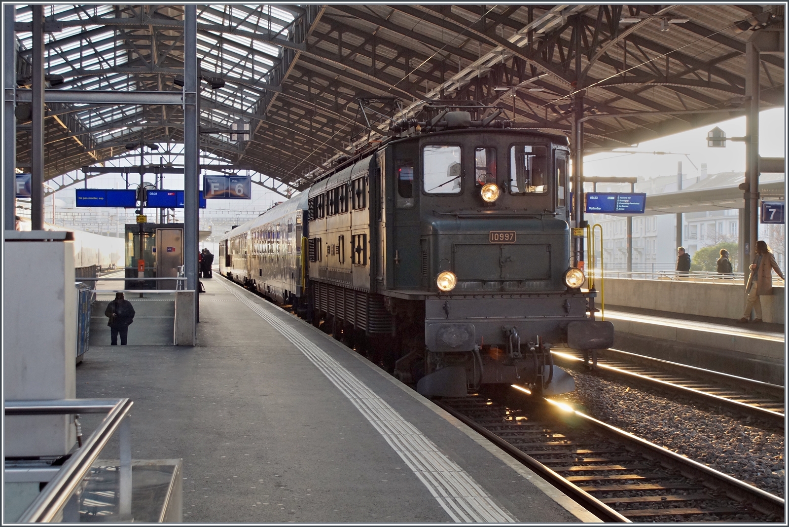 Die 1932 von der SLM unter der Fabriknummer 3536 gebaute Ae 4/7 10997 wartet mit dem St-Valentins-Zug in Lausanne auf die Abfahrt ihrer Rundreise nach Biel - Lötschberg - Brig. 

12. Februar 2023