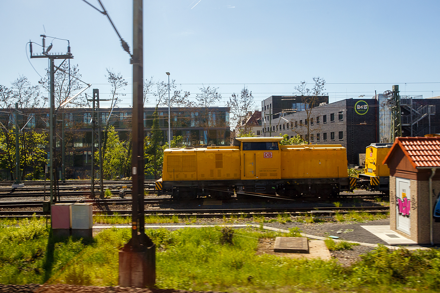 Die 203 314-0 (92 80 1203 314-0 D-DBMP) und die 203 303-3 (92 80 1203 303-3 D-DBMP) der DB InfraGO AG sind am 23 April 2026 beim Bahnhof Fulda abgestellt. Aufnahme aus einen ICE heraus.

Beide V 100.1 wurden 1974 bei LEW (VEB Lokomotivbau Elektrotechnische Werke „Hans Beimler“, Hennigsdorf) gebaut. die 203 314-0 unter der Fabriknummer 14452 und als 110 751-5 an die DR ausgeliefert, die 203 303-3 unter der Fabriknummer 14380 und als 110 679-8 an die DR ausgeliefert.