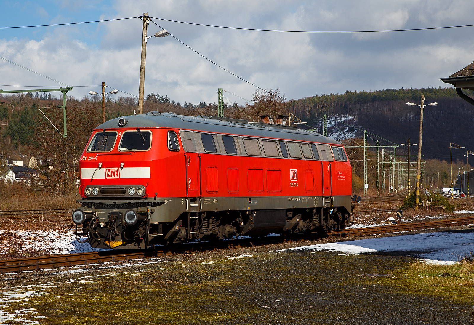 Die 218 191-5 (92 80 1218 191-5 D-MZE) der MZE - Manuel Zimmermann Eisenbahndienstleistungen ist am 15.03.2023 beim Kleinbahnhof der WEBA (Westerwaldbahn) abgestellt.

Die V 164 (BR 218) wurde 1973 bei Krupp unter der Fabriknummer 5205 gebaut und an die DB geliefert, im Juli 2018 wurde sie dann ausgemustert und an Manuel Zimmermann Eisenbahndienstleistungen verkauft.