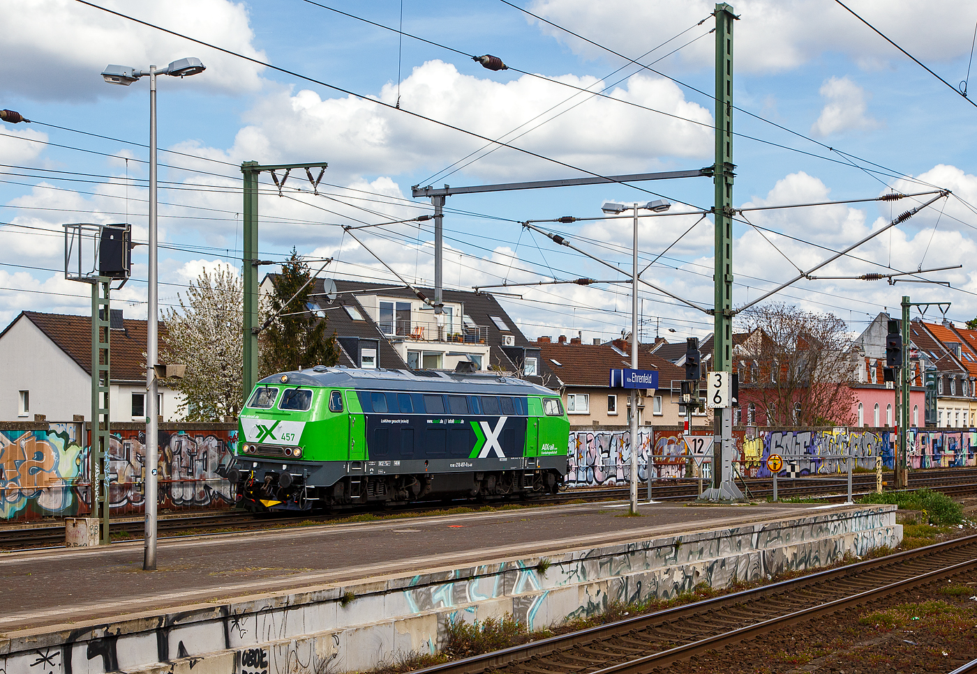 Die 218 457-0 (92 80 1218 457-0 D-AIX) der der AIXrail GmbH (Aachen) fährt am 30.04.2023, als Lz (Lokzug) bzw. auf Tfzf (Triebfahrzeugfahrt), durch den Bahnhof Köln-Ehrenfeld in Richtung Aachen.

Die V 164 wurde 1978 bei Henschel in Kassel unter der Fabriknummer 32051 gebaut und als 218 457-0 an die DB geliefert. Bis Dezember 2018 fuhr sie als 92 80 1218 457-0 D-DB für die DB Regio Bayern und wurde 2019 an die AIXrail GmbH verkauft.