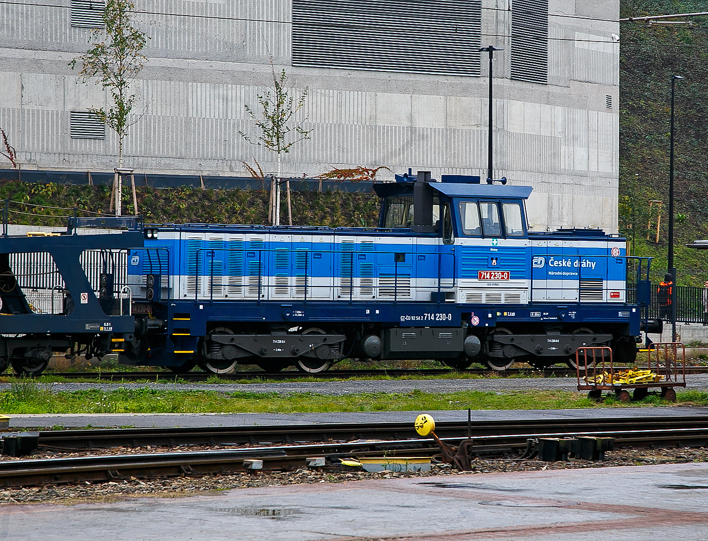 Die ČD 714 230-0 (CZ- ČD 92 54 2 714 230-0) ist am 23.11.2022, mit einem Autotransportzug, beim Prager Hauptbahnhof (Praha hlavní nádraží) abgestellt.

Die ČD-Baureihe 714 ist eine dieselelektrische Lokomotive des tschechischen Eisenbahnverkehrsunternehmens České dráhy (ČD). Sie entstand im Rahmen eines Rekonstruktionsprogrammes aus Fahrzeugen der Baureihe 735 (vormals ČSD T 466.0). Dabei wurden von den Spenderlokomotiven nur der Rahmen und die Drehgestelle verwendet. Anstatt des originalen Pielstick-Motors erhielten die Lokomotiven nunmehr zwei Maschinenanlagen mit 6-Zylinder-Reihendieselmotoren vom Typ LIAZ M 2-650, die denen der Baureihe 704 gleichen. Ab Lok 714.006 wurden neue, stärkere LIAZ M 1.2 C-Motoren verbaut. Jede der Maschinenanlagen gibt ihre Leistung auf je ein Drehgestell ab, so dass ein Betrieb mit nur einem Motor problemlos möglich ist. Als Betriebsbremse dient zusätzlich eine elektrische Widerstandsbremse mit einer Leistung von 1.020 kW. Außer den beiden Prototypen erhielten die Lokomotiven neue Aufbauten, die durch ihre niedrige Bauform dem Lokführer eine gute Streckensicht ermöglichen.

Das Mittelführerhaus bietet hervorragende Sichtverhältnisse.
Die Lokomotiven habe ein Umlaufgeländer, das Führerhaus ist durch die Türen in den Vorderwänden von dem Umlauf zugänglich. Der Hauptrahmen mit den Drehgestellen ist original aus der Baureihe 735. Die Verbindung des Rahmens mit den Drehgestellen erfolgt über Drehzapfen, die in die Querträger des Hauptrahmens eingepresst sind. Der Lokrahmen ist mit Silentblöcken auf dem Drehgestellen befestigt. Beide Drehgestelle werden angetrieben.

In jedem Drehgestell sind zwei Fahrmotoren mit Drucklagern gelagert. In der längeren Fronthaube sind zwei baugleiche LIAZ wassergekühlte Viertakt-Sechszylinder-Reihendieselmotoren mit Direkteinspritzung und Turboaufladung, vom Typ M 1.2 C - M 640D hintereinander untergebracht. Die Motoren haben eine Nockenwelle, der Ventiltrieb ist OHV. Für jeden Zylinder gibt es je zwei Einlass- und Auslassventile. Jeder Dieselmotor ist über eine elastische Kupplung an einen eigenen Traktionsgenerator angeflanscht. Der Kraftstofftank ist unter dem Lokrahmen zwischen den Drehgestellen aufgehängt. Die Lokomotive kann auch mit einem abgeschalteten Motorgenerator betrieben werden (dann sind nur zwei Traktionselektromotoren in Betrieb). Die Lokomotive ist mit einer Handbremse, einer selbsttätigen Druckbremse des Systems DAKO DK-GP, einer Direktbremse und einer elektrodynamischen Bremse ausgestattet. Die Handbremse wirkt immer auf ein Rad des benachbarten Fahrgestells, sie wird manuell an den Stationen gelöst. Die selbsttätige Druckbremse wird von der DAKO BSE-Elektrobremse mit DAKO OBE1-Steuerung gesteuert. Die direkte Bremse wird von einer elektrischen DAKO BPE-Bremse gesteuert, die von ČKD OBP-2E-Steuerungen gesteuert wird. Die Drucklufterzeugung erfolgt über zwei mechanisch angetriebene Dreizylinder-Kompressoren 3 DSK 100. Die Lokomotive verfügt über zwei Hauptluftbehälter mit einem Gesamtvolumen von 1.000 l (p = 10 bar) und drei Hilfsluftbehälter mit einem Gesamtvolumen von 120 l Bremsverteiler ist vom Typ DAKO LTR. In jedem Fahrgestell befinden sich zwei Bremszylinder mit einem Durchmesser von 8  (pmax = 4 bar). Alle vier Räder werden durch eine doppelseitige Klotzreibungsbremse gebremst. Die Lokomotive hat einen max. Sandvorrat von 400 kg.

Die Lokomotiven wurden in zwei Ausführungen mit unterschiedlichem Gewicht geliefert. Die üblichen Lokomotiven der BR 714.0 wiegen 60 Tonnen (15 t Achslast), während die Maschinen der BR 714.2 im Betrieb 64 Tonnen (16 t Achslast) wiegen.

TECHNISCHE DATEN der BR 714 (714.2):
Rekonstruktion: ČKD Transportsysteme (Praha)
Umbaujahre: 1994-97 
Spurweite: 1.435 mm (Normalspur)
Achsfolge: Bo'Bo'
Länge über Puffer: 14.240 mm 
Drehzapfenabstand: 7.600 mm
Achsabstand im Drehgestell: 2.400 mm
Treibrad-Ø: 1.000 mm (neu) / 920 mm (abgenutzt) 
Dieselmotor: 6-Zylinder-Viertakt-Reihen- Dieselmotor mit Direkt-Einspritzung und Turbolader vom Typ LIAZ M 1.2 C - M 640D
Motorhubraum: 11,946 Liter (Zylinder-Ø 130 mm / Kolbenhub 150 mm)
Kompressionsverhältnis: 12,5 : 1
Nenndrehzahl: 1.800 U/min (Leerlaufdrehzahl 650 U/min)
Achsübersetzung: 1:4,8125
Dauermotorleistung: 2x300 kW = 600 kW (815 PS)
Leistungsübertragung: dieselelektrisch
Fahrmotorentyp: TE 005 E
Höchstgeschwindigkeit: 80 km/h
Dienstgewicht: 60 t (64 t bei BR 714.2)
Anfahrzugkraft: 190 kN
Dauerzugkraft: 154 kN
Max. Tankinhalt: 2.000 l
Kleinster bef. Halbmesser: R 80 m

Quellen: Wikipedia, atlaslokomotiv.net