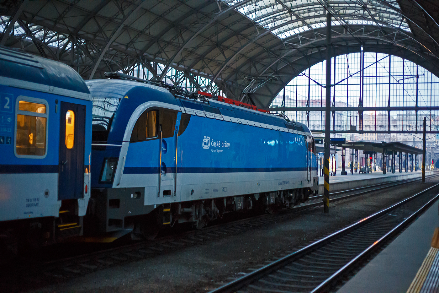 Die ČD Taurus 3 (bzw. SIEMENS ES 64 U4-C3) 1216 953-0 (91 81 1216 953-0 A-CD) Česk drhy (Tschechische Bahnen) erreicht am frhen Morgen des 24.11.2022, mit einem IC den Prager Hauptbahnhof (Praha hlavn ndra).

Die Siemens ES 64 U4-C3 (Variante C3 fr sterreich, Deutschland, Tschechien und Slowakei (A/D/CZ/SK) wurde 2010 von Siemens Mobilitiy in Mnchen-Allach unter der Fabriknummer 21414 gebaut und 2011 an die WLC - Wiener Lokalbahnen Cargo GmbH (Wien) als WLC 1216 953 (91 81 1216 953-0 A-WLC) geliefert. Im August 2021 wurde sie an die ČD - Cesk drhy  a.s. verkauft, ist aber weiterhin in sterreich eingestellt.
