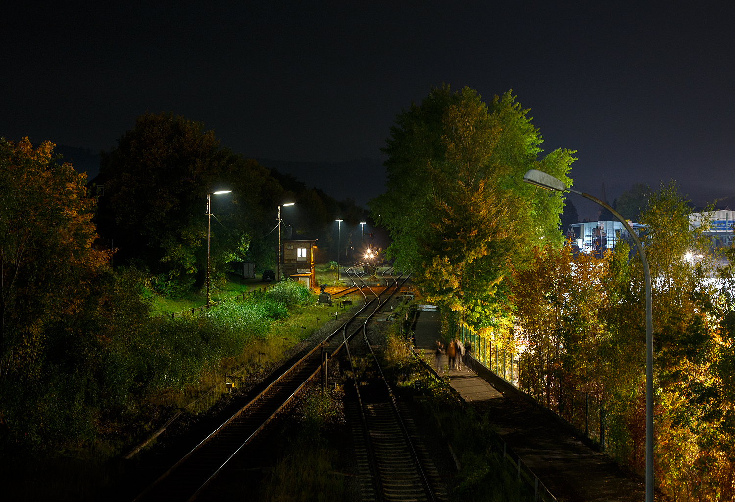  Die 271 006-9 „Julius“ (92 80 1271 006-9 D-KAF), eine Vossloh G 1000 BB, der KAF - Falkenhahn Bau AG (Kreuztal) hat am Abend des 10 Oktober 2025 auf Gleis 4, mit einem Kranzug der Hering Bahnbau, sowie mit einigen Flachwagen, den Bahnhof Herdorf erreicht. Hier sollen am Wochenende Weichen gewechselt werden.

Der Kranzug bestand aus dem 125 t KIROW Gleisbauschienenkran KIROW Multi Tasker KRC 810 T (mit Schwerlastausrstung), D-HGUI 99 80 9419 024-1, ex 97 82 53 513 19-3, der HERING Bahnbau GmbH. Vor dem Kran der Schutzwagen auslegerseitig, 37 80 3999 048-6 D-HGUI, der Gattung Res, u.a. beladen mit der Traverse, Anschlagmittel und sonstiges Zubehr). Hinter dem Kran als Schutzwagen gegenlastseitig die vierachsige (2 x 2-achsige) lange Flachwageneinheit mit abgesenktem Fuboden (ohne Radvorlegern) 27 80 4348 084-9 D-HGUI, der Gattung Laadkks (TWA 850 RV). 
