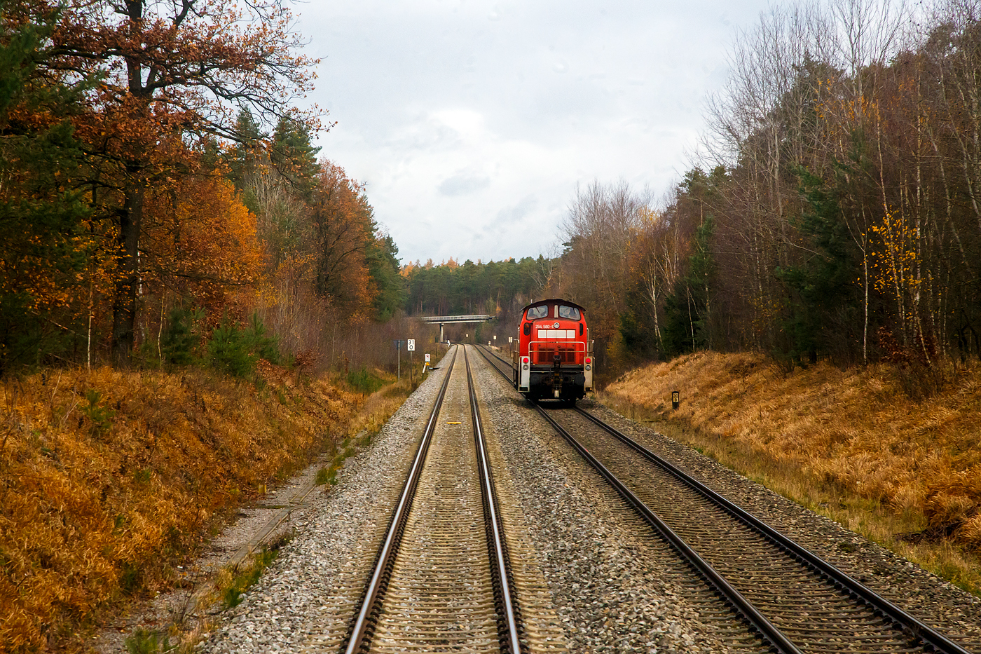 Die 294 580-6 (98 80 3294 580-6 D-DB), eine remotorisierte V 90 der DB Cargo AG fhrt am 24.11.2022 al LZ (Lokzug), bei Maxhtte (km 31) die Bahnstrecke Bahnstrecke Regensburg - Schwandorf  - Weiden (KBS 855) in Richtung Schwandorf. Foto aus dem letzten Wagen vom alex RE 25.

Die Bahnstrecke Regensburg–Weiden ist eine nicht elektrifizierte zweigleisige Hauptbahn in Bayern. Sie verbindet die oberpflzische Bezirkshauptstadt Regensburg ber Schwandorf mit Weiden in der Oberpfalz.
