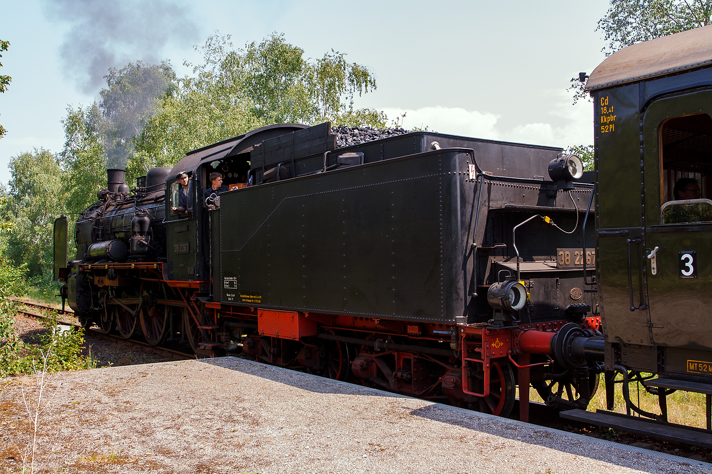 Die 38 2267, ex. P8 2553 Erfurt (90 80 0038 267-5 D-DGEG) vom DGEG Eisenbahnmuseum Bochum-Dahlhausen mit dem Nostalgiezug der RuhrtalBahn am 05 Juni 2011 beim Halt am Haltepunkt Henrichshütte in Hattingen.

Die P8 wurde 1918 von Henschel & Sohn in Kassel unter der Fabriknummer 15695 gebaut und als P 8  2553 Erfurt  an die Preußische Staatseisenbahn geliefert. Der 2'2' T21,5 Tender ist nicht der ursprüngliche, dieser wurde bereit 1915 von den Schichau Werke in Elbing 1915 unter der Fabriknummer 2277gebaut.

Die Lok wurde nach einer Gesamtlaufleistung von 2.011.252 km am 29.Dezember 1971 von der DR abgestellt. Von der Ausmusterung bis zur Aufstellung als Denkmallok war die Lok im Bw Saalfeld abgestellt.  Nach der Ausmusterung wurde die Lok dann für viele Jahre im Lokschuppen in Katzhütte abgestellt. Am 5.September 1980 wurde die Lok von Katzhütte nach Wiednitz überführt. Dort wurde die Lok dann am 17.November 1981 zusammen mit drei Reko-Personenwagen als Denkmallok vor der dortigen Bahnbetriebswerkschule aufgestellt. Anfang der 1990er Jahre wurden Mitglieder der DGEG auf die P8 aufmerksam und 1991 gelang der DGEG der Kauf der Lok. 

Bezeichnungen und Eigentümer:
1918 bis 1925 als P 8  2553 Erfurt  der Preußische Staatseisenbahnen
1925 bis 1949 als 38 2267 der DRB
1949 bis 1970 als 38 2267 der DR
1970 bis 1991 als 38 2267-3 der DR (bis 1972 aktiv, später Denkmal)
seit 1991 als 38 2267 der DGEG - Deutsche Gesellschaft für Eisenbahngeschichte, seit 1992 wieder betriebsfähig.

Die Preußische P 8 (später Baureihe 38.10–40 bzw. DB 038) ist eine Personenzug-Dampflokomotive ursprünglich für die Preußischen Staatseisenbahnen, die erste wurde 1906 von der Berliner Maschinenbau AG (vormals Louis Schwartzkopff) nach Vorgaben des preußischen Lokomotiv-Dezernenten Robert Garbe konstruiert und gebaut. Sie war als Nachfolgetyp der P 6 vorgesehen. 

Da Garbe ein Verfechter möglichst einfacher Konstruktionen war, wurde für die P 8 ein Heißdampf-Zwillingstriebwerk vorgesehen. Besonders zugutekam der P 8 die gerade von Wilhelm Schmidt entwickelte Heißdampftechnik, die zu einer für die damalige Zeit herausragenden Leistungsfähigkeit führte. Die P 8 war eine sehr sparsame Lokomotive, die keine großen Ansprüche an das Können der Lokführer stellte. 

Charakteristisch für die P 8 ist der größere Abstand zwischen der mittleren und der hinteren Kuppelachse. Zu Anfang hatte die P 8 nur einen Dampfdom hinter dem Sandkasten, später kam ein vorderer Speisedom hinzu. Weitere bauliche Veränderungen betrafen u. a. die Führerhausdächer, die Windleitbleche, die Aufbauten.

Um die Lokomotive auch auf kleinen Drehscheiben drehen zu können, stattete die Preußische Staatseisenbahn die P 8 mit Tendern aus, die ursprünglich 21,5 Kubikmeter Wasser und 7 t Kohle fassten. Ab 1950 kuppelte die Deutsche Bundesbahn die Baureihe 38 mit Tendern ausgemusterter Kriegslokomotiven, vor allem mit Wannentendern, welche mehr Betriebsstoffe fassen konnten. Bei Lokomotiven, die dabei auch eine Führerhausrückwand erhielten, konnte die Höchstgeschwindigkeit bei Rückwärtsfahrt von 50 km/h auf 85 km/h erhöht werden.

Der Auftrag zum Bau der ersten zehn Maschinen wurde der Berliner Maschinenbau AG vormals L. Schwartzkopff im Januar 1906 erteilt. Die erste Maschine dieser Gattung wurde unter der Bezeichnung „Coeln 2401“ in Dienst gestellt. Die Probefahrten mit bis zu 14 D-Zugwagen am Haken zwischen Güsten und Sangerhausen verliefen erfolgreich.

Von 1906 bis einschließlich 1918 wurden 1887 Stück der P 8 für die deutschen Länderbahnen und die Militär-Eisenbahnen-Direktionen Brüssel und Warschau hergestellt. Von 1919 bis 1923 kamen weitere 1669 Maschinen hinzu, womit für deutsche Verwaltungen insgesamt 3556 Exemplare entstanden.

Die P 8 war sehr vielseitig verwendbar. Sie fand bis auf den schweren Schnell- und Güterzugdienst vor fast jedem Zug Verwendung. Die Bahnverwaltungen konnten auf diese Maschinen sehr lange Zeit nicht verzichten, denn die letzten P 8 wurden bei der Deutschen Reichsbahn 1972 und bei der Deutschen Bundesbahn erst 1974 ausgemustert. Mehr als 500 P 8 erreichten ein Dienstalter von über 50 Jahren.

Die meisten P 8 baute die Berliner Maschinenbau AG mit 1025 Stück, gefolgt von Henschel & Sohn in Cassel mit 742 Stück. Bis auf die Lokomotivbauer Hartmann und Esslingen lieferten später alle deutschen Lokomotivfabriken Loks vom Typ P 8.

TECHNISCHE DATEN:
Gebaute Anzahl: 3946
Baujahre: 1906–1930
Bauart: 2’C h2
Gattung: P 35.17
Spurweite: 	1.435 mm (Normalspur)
Länge über Puffer: 18.585 mm
Höhe: 4.550 mm
Leergewicht: 70,70 t
Dienstgewicht (Lok und Tender): 	120 t
Höchstgeschwindigkeit: 100 km/h (vorwärts) / 50 km/h (rückwärts)
Indizierte Leistung: 868 kW / 1.180 PS
Treibraddurchmesser: 	1.750 mm
Laufraddurchmesser vorn: 1.000 mm
Steuerungsart: Heusinger
Zylinderdurchmesser: 	575 mm
Kolbenhub: 630 mm
Kesselüberdruck:  12 bar
Wasservorrat: 21,5 m³
Kohlevorrat: 7 t
Zugheizung: Dampf
