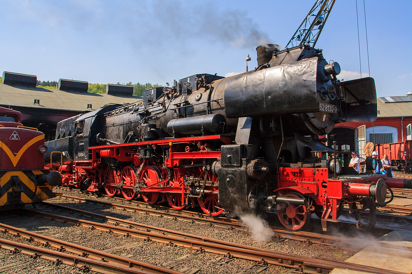 Die 52 8134-0 (90 80 0051 134-9 D-EFBS) der Eisenbahnfreunde Betzdorf (zur Zeit der Aufnahme) fährt am 23.04.2011 im Südwestfälische Eisenbahnmuseum in Siegen auf die Drehscheibe.

Die Lok war, bedingt durch die Wiedervereinigung, eine der letzten Normalspurigen Dampfloks der DB. Zudem war sie als 052 134-4 eine der wenigen waren 52 der DB (BR 52.80). Sie wurde am 05.12.1994 z-gestellt und am 05.07.1995 bei der DBAG ausgemustert. 

Die Lok wurde 1965 im Reichsbahnausbesserungswerk (RAW) Stendal
aus der 1943 bei der Lokfabrik Wien-Floridsdorf (Fabriknummer 16591) gebauten 52 7138 rekonstruiert.

LEBENSLAUF:
1943 	bis 1965 - DR 52 7138
1965 bis 1970 - DR 52 8134
1970 bis 1992 - DR 52 8134-0
1992/1993 - DR 052 134-4
Ab 01.01.1994 - DB 052 134-4
05.07.1995 Ausmusterung und Verkauf an an Privat 
Mai 1997 an EFB - Eisenbahnfreunde Betzdorf  e. V., als 52 8134-0
Zum 01.01.2007 - Vergabe der NVR-Nummer 90 80 0051 134-9 D-EFBS
Im Februar 2016 wurde sie an die ÖGEG - Österreichische Gesellschaft für Eisenbahngeschichte e. V. in Linz verkauft.

Die Reko-Lokomotiven der Baureihe 52.80 entstanden ab 1960 bei der Deutschen Reichsbahn aus grundlegend überarbeiteten Kriegslokomotiven (KDL 1) der Baureihe 52. Diese als Rekonstruktion bezeichnete Modernisierung der Lokomotive erstreckte sich mit wenigen Ausnahmen auf fast alle Bauteile und Baugruppen der Maschine.

Nachdem dargelegt worden war, dass die Rekonstruktion wirtschaftlicher sei als das Generalreparaturprogramm, wurde dieses zurückgefahren und man begann im Frühsommer des Jahres 1960 im Raw Stendal mit der Rekonstruktion der Baureihe 52. Zum einen waren bei einigen Maschinen auch die Langkessel verschlissen, zum anderen ergaben sich damit Vorteile in der Unterhaltung. 200 Lokomotiven erhielten bis 1967 den ursprünglich für die Baureihe 50.35 konstruierten Verbrennungskammerkessel Typ 50E. Die Anpassungsarbeiten erfolgten ausschließlich am Rahmen. Dadurch blieben die Rekokessel freizügig tauschbar. Rekonstruiert wurden nur Maschinen mit Blechrahmen. Weitere markante Merkmale der Rekolokomotiven waren neue Zylinder in Schweißausführung, eine Mischvorwärmeranlage der Bauart IfS/DR und, bedingt durch den neuen Kessel, neue Führerhausvorderwände mit ovalen Fenstern. Der vorgesehene komplette Ersatz der Führerhäuser und die Kupplung mit neuen Tendern kam nicht zustande, da keine Kapazitäten dafür vorhanden waren. Die verschlissenen Wannentender 2’2’ T30 wurden meist mit neu gebauten Wannen versehen.

Weitere Rekonstruktionsmaßnahmen betrafen den Einbau von Achslagerstellkeilen und die Erneuerung der Krauss-Helmholtz-Lenkgestelle. Entgegen oft geäußerten, anderslautenden Meinungen wurden die Schieber im Rahmen der Rekonstruktion nicht ersetzt oder umgebaut. Die Lokomotiven behielten ihre Regelkolbenschieber mit Druckausgleichern der Bauart Winterthur und damit auch ihre schlechten Leerlaufeigenschaften. Erst in den 1980er Jahren wurden bei einigen Lokomotiven im Raw Meiningen Druckausgleichskolbenschieber der Bauart Trofimoff/Meiningen und Zylindersicherheitsventile eingebaut. Durch diesen Umbau verbesserten sich die Leerlaufeigenschaften der Maschinen enorm, was sich wiederum in der Einsparung von Schmier- und Brennstoffen bemerkbar machte.

Eine Reko-Maschine konnte in der Ebene 1400 Tonnen mit 70 km/h schleppen. Die Grenzlast lag bei 2600 Tonnen. 

TECHNISCHE DATEN:
Nummerierung: 	52 8001–8200
Anzahl: 200
Hersteller: 	Raw Stendal
Umbaujahre: 1960–1967
Spurweite: 	1.435 mm
Bauart: 1’E h2
Gattung: G 56.15
Länge über Puffer: 22 975 mm
Gesamtradstand: 9200 mm
Radstand mit Tender: 19 000 mm
Kleinster bef. Halbmesser: 100 m
Leergewicht: 80,0 t
Dienstgewicht: 89,7 t
Dienstgewicht mit Tender: 136 t
Höchstgeschwindigkeit: 80 / 50 km/h (vorwärts / rückwärts)
Indizierte Leistung: 1.177 kW / 1.600 PSi
Anfahrzugkraft: ca. 214 kN
Kuppel- und Treibraddurchmesser: 1.400 mm
Laufraddurchmesser vorn: 850 mm
Steuerungsart: Heusinger
Zylinderanzahl: 2
Zylinderdurchmesser: 600 mm
Kolbenhub: 660 mm
Kessel: 50E
Kesselüberdruck: 16 bar
Anzahl der Heizrohre: 124
Anzahl der Rauchrohre: 38
Tender: 2’2’ T30
Dienstgewicht des Tenders: 	45,2 t
Wasservorrat: 30 m³
Brennstoffvorrat: 10 t Kohle
