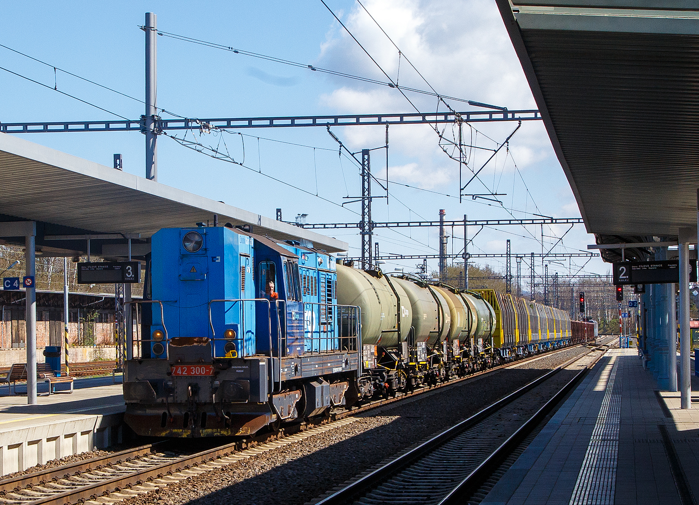 Die 742 300-7 (CZ- ČDC 92 54 2 742 300-7) der ČD Cargo, ex ČSD T 466.2300, fhrt am 19 April 2023, mit einem gemischten Gterzug, sowie am Zugschluss noch die beiden „kalten“ elektrischen Zweisystemlokomotiven 363 530-7 und 363 524-0, durch den Bahnhof Karlovy Vary (Karlsbad) in Richtung Nov Sedlo u Lokte.

Die  Tranzisto  wurde 1983 von ČKD in Prag unter der Fabriknummer 12734 gebaut.
