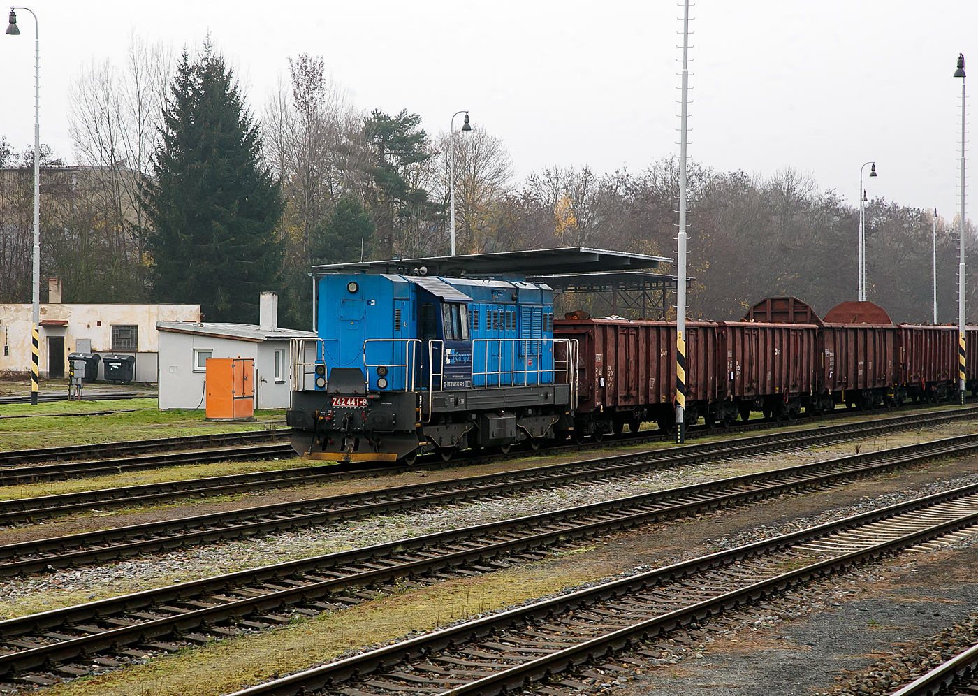 Die 742 441-9 (CZ- ČDC 92 54 2 742 441-9) der ČD Cargo steht am 22.11.2022 mit einem Gterzug beim Bahnhof Domalice (Taus).