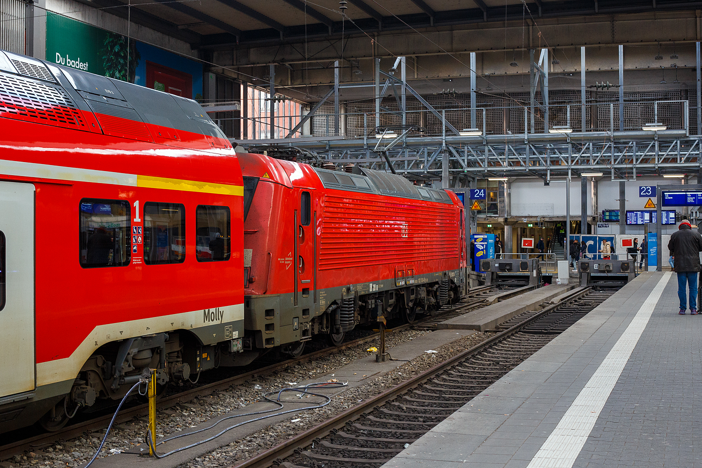 Die „Emil Zátopek Lokomotive“ Škoda 109 E3 ist für mich nicht gerade eine schöne Lok auf Deutschen Gleisen. Die DB 102 004 (91 80 6102 006-4 D-DB) der DB Regio Bayern steht am 13 Januar 2025, mit dem RE 1 - MNX - München-Nürnberg-Express in Form der Škoda Wendezug-Garnitur „Molly“ (Škoda Push-Pull), im Hauptbahnhof München zur Abfahrt bereit. 

Die Lok „Emil Zátopek Lokomotive“ vom Typ Škoda 109 E3 wurde 2016 von der Škoda Transportation a.s. in Plzeň (Pilsen) unter der Fabriknummer 9994 gebaut und an die DB Regio AG - Region Bayern für den München-Nürnberg-Express geliefert. Auch die Doppelstock-Wagengarnitur wurde von Škoda gebaut. 

Die sechs von der DB Regio Bayern bestellten Lokomotiven sind für den München-Nürnberg-Express, wo sie zusammen mit, auch von Škoda, neugebauten Doppelstockwendezügen (Push-Pull-Einheiten) zum Einsatz kommen. 