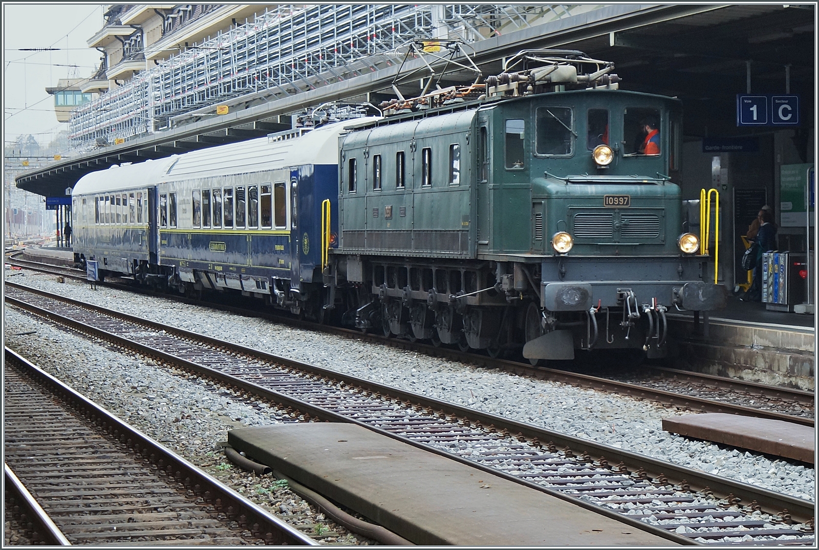 Die Ae 4/7 10997 ist mit den edlen Wagen  Le Diamant Bar  WRm 61 85 88-94 003-4 CH-IRIS und  Le Salon Bleu  ARmz 61 85 88-90 200-6 CH-IRIS unterwegs und macht in Lausanne einen kurzen Halt. 

12. November 2022