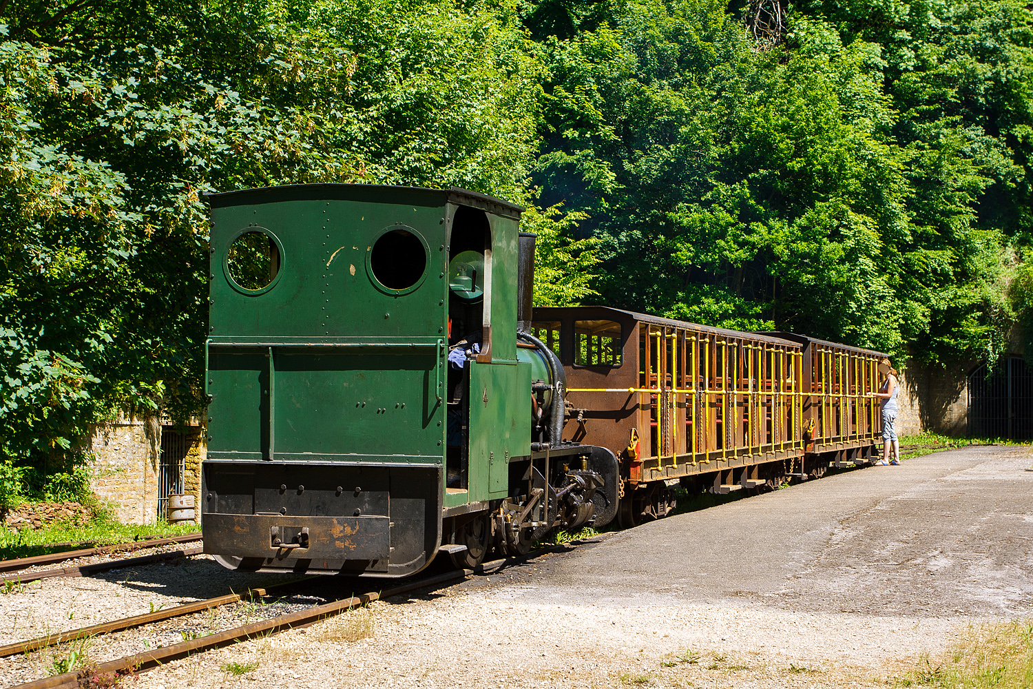 Die �lteste erhaltene luxemburgische Dampflok, die 700 mm Schmalspur Dampflok Krauss 4 der Grubenbahn Mini�resbunn Doihl hat am 16 Juni 2013 mit ihrem Personenzug von Doihl kommend den Industrie- und Eisenbahnpark Fond-de-Gras erreicht. 