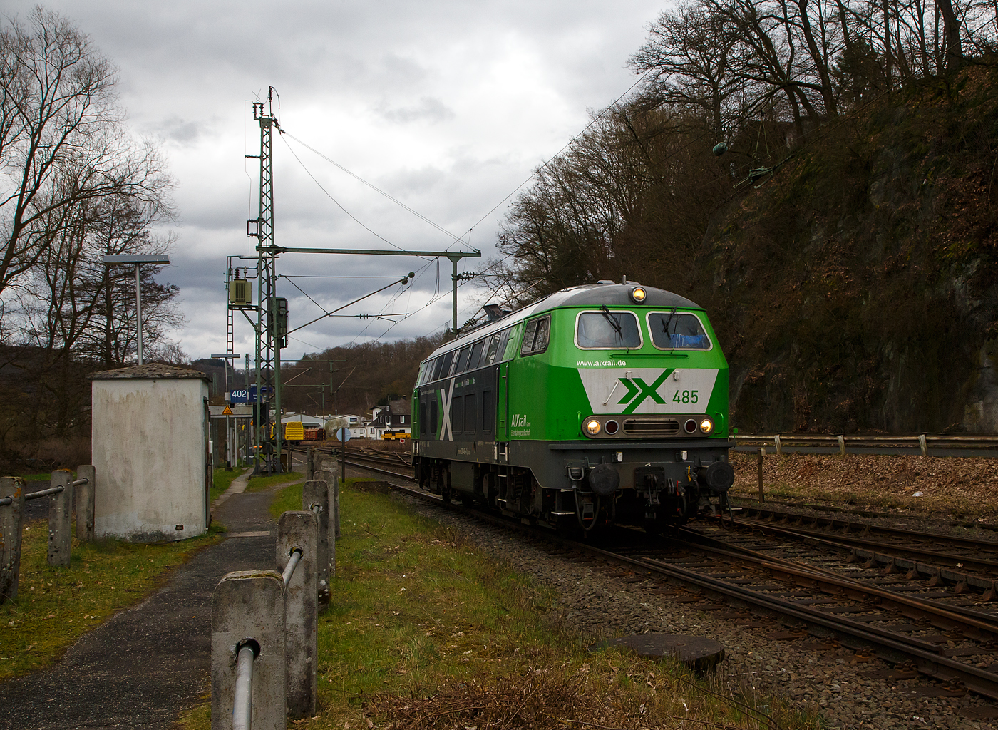 Die AIXrail 485 alias 218 485-1 (92 80 1218 485-1 D-AIX) der AIXrail GmbH fährt am 23.03.2023 auf Tfzf (Triebfahrzeugfahrt) bzw. Lz (Lokzug) durch Scheuerfeld (Sieg) in Richtung Köln.

Die V 164 wurde 1978 von der Krauss-Maffei AG in München-Allach unter der Fabriknummer 19800 gebaut und an die DB geliefert, 2018 wurde sie bei der DB ausgemustert und an die AIXrail GmbH in Aachen verkauft.

Die Lok hat die Zulassungen für D, A, CH, F, DK und SC.
