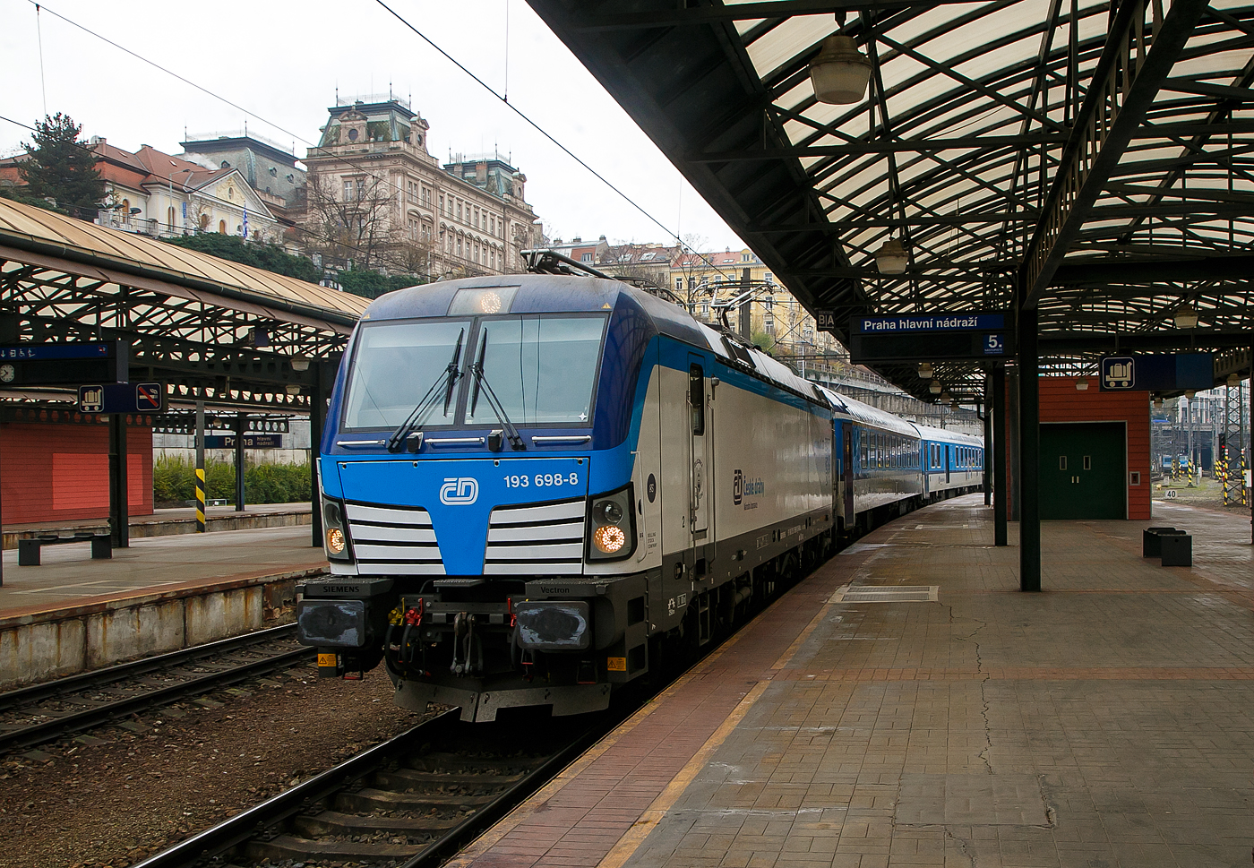 Die an die ČD - Česk drhy (Tschechischen Eisenbahnen) vermietete Siemens Vectron MS 193 698-8 (91 80 6193 698-8 D-RAILL) der S Rail Lease s.r.o. (Bratislava, Slowakei) fhrt am 23.11.2022 mit einem IC in den Hauptbahnhof Prag (Praha hlavn ndra) ein.

Die Siemens X4E bzw. Siemens Vectron MS wurde 2020 von Siemens Mobilitiy in Mnchen-Allach unter der Fabriknummer 22771gebaut. Die Vectron MS – Variante A01 mit einer Leistung von 6.4 MW (unter Wechselstrom) mit einer zugelassenen Hchstgeschwindigkeit fr 200 km/h hat die Zulassungen fr Deutschland, sterreich, Slowakei, Rumnien, Polen, Tschechien und Ungarn (D/A/SK/RO/PL/CZ/H).