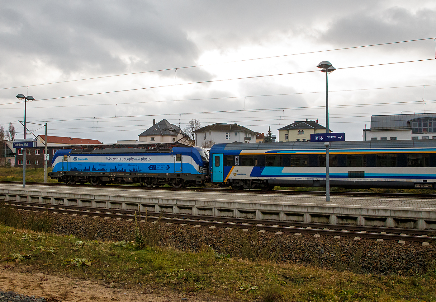 Die an die ČD - České dráhy a.s. (Praha / Prag) vermietete Siemens Vectron MS 193 297-9  Seppl  (91 80 6193 297-9 D-ELOC) der ELL - European Locomotive Leasing (Wien) rauscht am 07.12.2022, mit dem ungarischen MÁV-START EC 253 (Hamburg-Altona – Dresden – Prag - Bratislava - Budapest-Nyugati), durch Radebeul Ost in Richtung Dresden. 

Die Siemens Vectron MS wurde 2017 von Siemens Mobilitiy in München-Allach unter der Fabriknummer 22235 gebaut und an die ELL geliefert. Die Vectron MS mit einer Leistung von 6.4 MW ist für 200 km/h, 
in Deutschland, Österreich, Ungarn, Polen, Tschechien, Slowakei und Rumänien (D/A/H/PL/CZ/SK/RO) zugelassen.