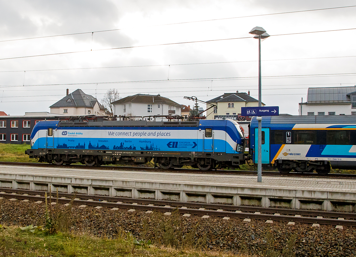 Die an die ČD - České dráhy a.s. (Praha / Prag) vermietete Siemens Vectron MS 193 297-9  Seppl  (91 80 6193 297-9 D-ELOC) der ELL - European Locomotive Leasing (Wien) rauscht am 07.12.2022, mit dem ungarischen MÁV-START EC 253 (Hamburg-Altona – Dresden – Prag - Bratislava - Budapest-Nyugati), durch Radebeul Ost in Richtung Dresden. 

Die Siemens Vectron MS wurde 2017 von Siemens Mobilitiy in München-Allach unter der Fabriknummer 22235 gebaut und an die ELL geliefert. Die Vectron MS mit einer Leistung von 6.4 MW ist für 200 km/h, 
in Deutschland, Österreich, Ungarn, Polen, Tschechien, Slowakei und Rumänien (D/A/H/PL/CZ/SK/RO) zugelassen.