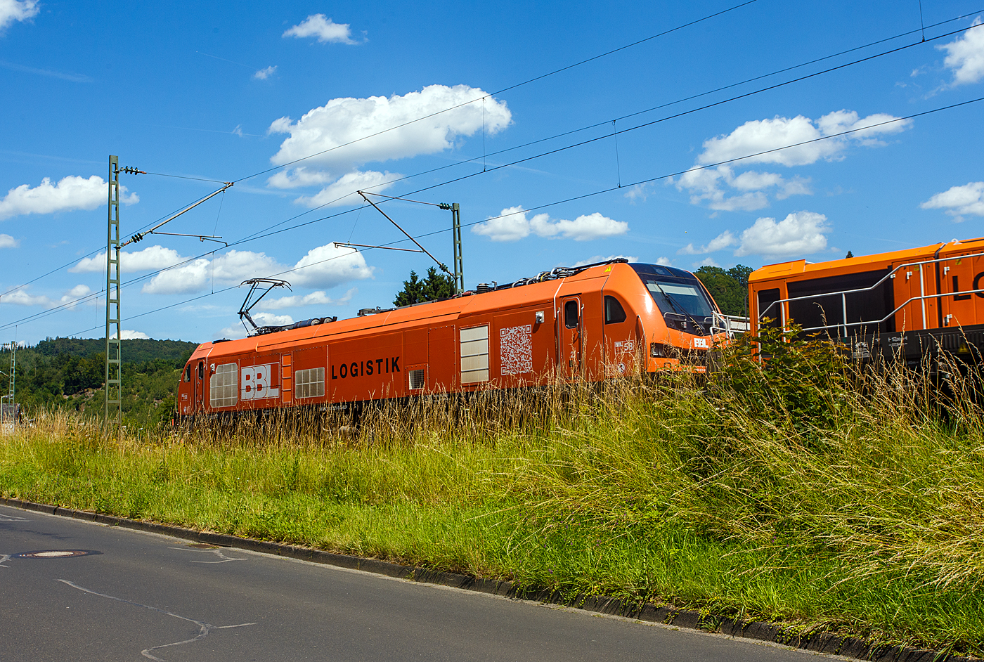 Die an die BBL Logistik GmbH (Hannover) vermietete Stadler EURO 9000 der ELP - European Loc Pool AG (Frauenfeld/CH) BBL 58 / 2019 321-9 (90 80 2019 321-9 D-ELP) f�hrt am 18 Juni 2026, mit der kalten BBL 46 / 185 150-4 (92 80 4185 150-4 D-BBL) eine Vossloh DE 18 sowie einen Schotterzug, durch Kirchen (Sieg) in Richtung Siegen. 

Die Stadler EURO 9000 eine Co'Co'- DualModeLok wurde 2024 von Stadler Rail Valencia S.A.U. in Albuixech (Spanien) unter der Fabriknummer 4343 gebaut und aan die ELP - European Loc Pool AG in Frauenfeld (CH) ausgeliefert. 