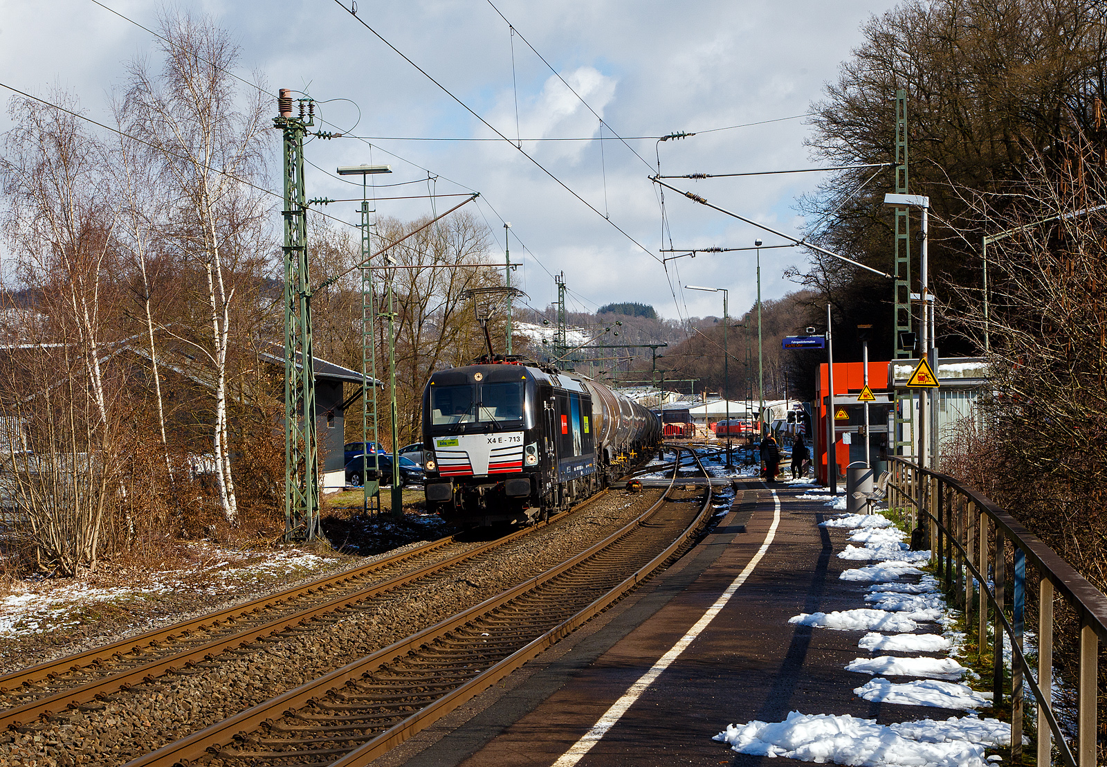 Die an die BLS Cargo / Crossrail Benelux vermietete X 4 E – 713 / 193 713-5  (91 80 6193 713-5 D-DISPO) der MRCE Dispolok GmbH (München) fährt am 15.03.2023, mit einem Kesselwagenzug durch Scheuerfeld (Sieg) in Richtung Köln. 

Die SIEMENS Vectron MS wurde 2019 von Siemens Mobilitiy in München-Allach unter der Fabriknummer 22548 gebaut. Die Vectron Lokomotive ist als MS – Lokomotive (Mehrsystemlok) mit 6.400 kW konzipiert und für 160 km/h zugelassen für Deutschland, Österreich, Schweiz, Italien und die Niederlande (D/A/CH/I/NL).