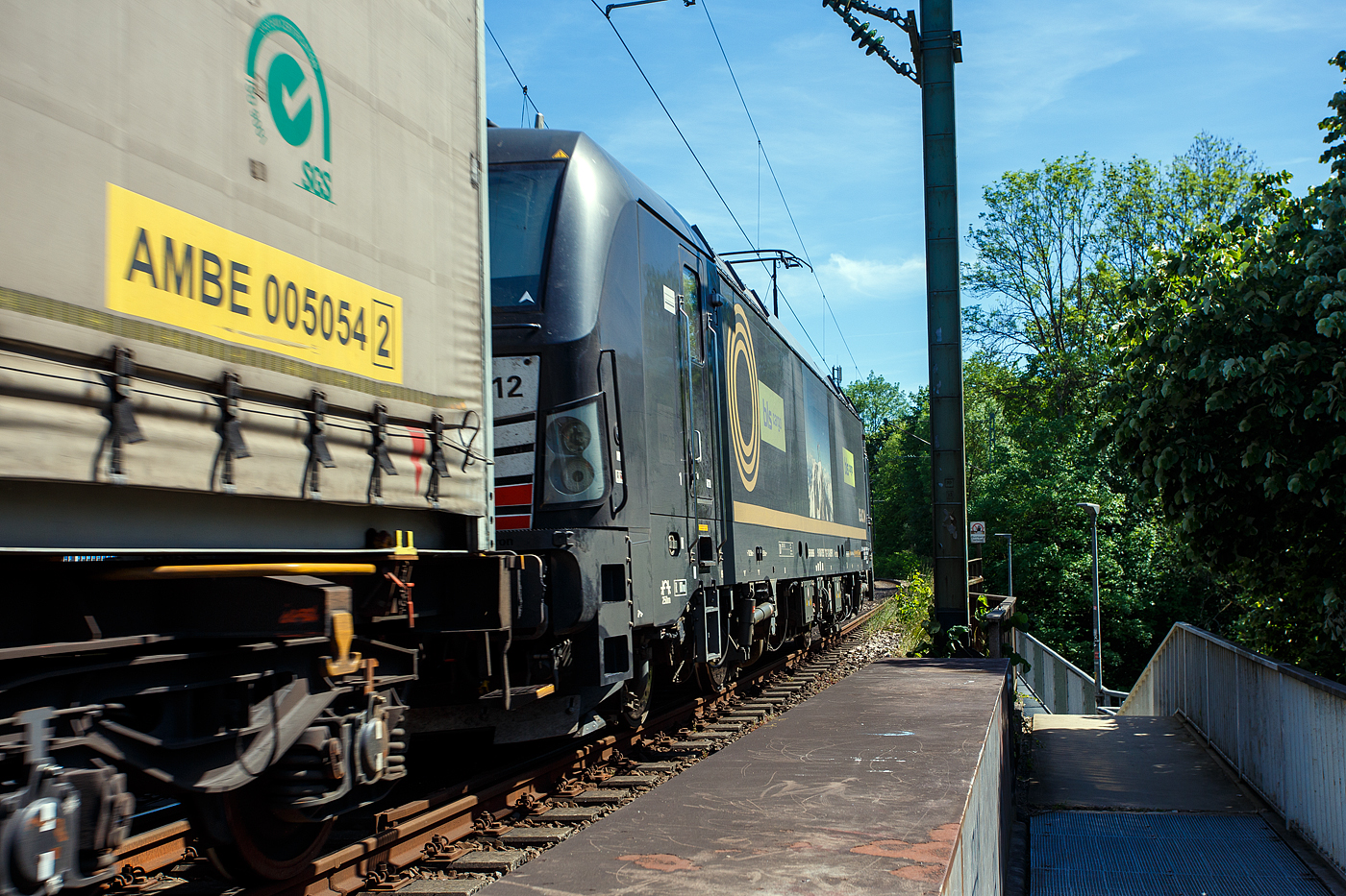 Die an die BLS Cargo (Crossrail Benelux) vermietete X 4 E – 712 / 193 712-7 (91 80 6193 712-7 D-DISPO) der BRCE - Beacon Rail Capital Europe (M�nchen) f�hrt am 28 Mai 2026, mit einem KLV-Zug, durch Kirchen (Sieg) in Richtung K�ln. 

Die Siemens Vectron MS (A22-5f) wurde 2019 von Siemens Mobilitiy in M�nchen-Allach unter der Fabriknummer 22547 gebaut. Die Vectron Lokomotive ist als MS – Lokomotive (Mehrsystemlok) mit 6.400 kW konzipiert und f�r 160 km/h zugelassen f�r Deutschland, �sterreich, Schweiz, Italien und die Niederlande (D/A/CH/I/NL).

Die Lok wurde an die MRCE - Mitsui Rail Capital Europe GmbH in M�nchen ausgeliefert, seit September 2023 hat die Beacon Rail Metro Finance B.V. die Mitsui Rail Capital Europe B.V. (Amsterdam) und somit auch die Mitsui Rail Capital Europe GmbH im M�nchen �bernommen, so firmiert sie nun als Beacon Rail Capital Europe GmbH, M�nchen (BRCE / DISPO).