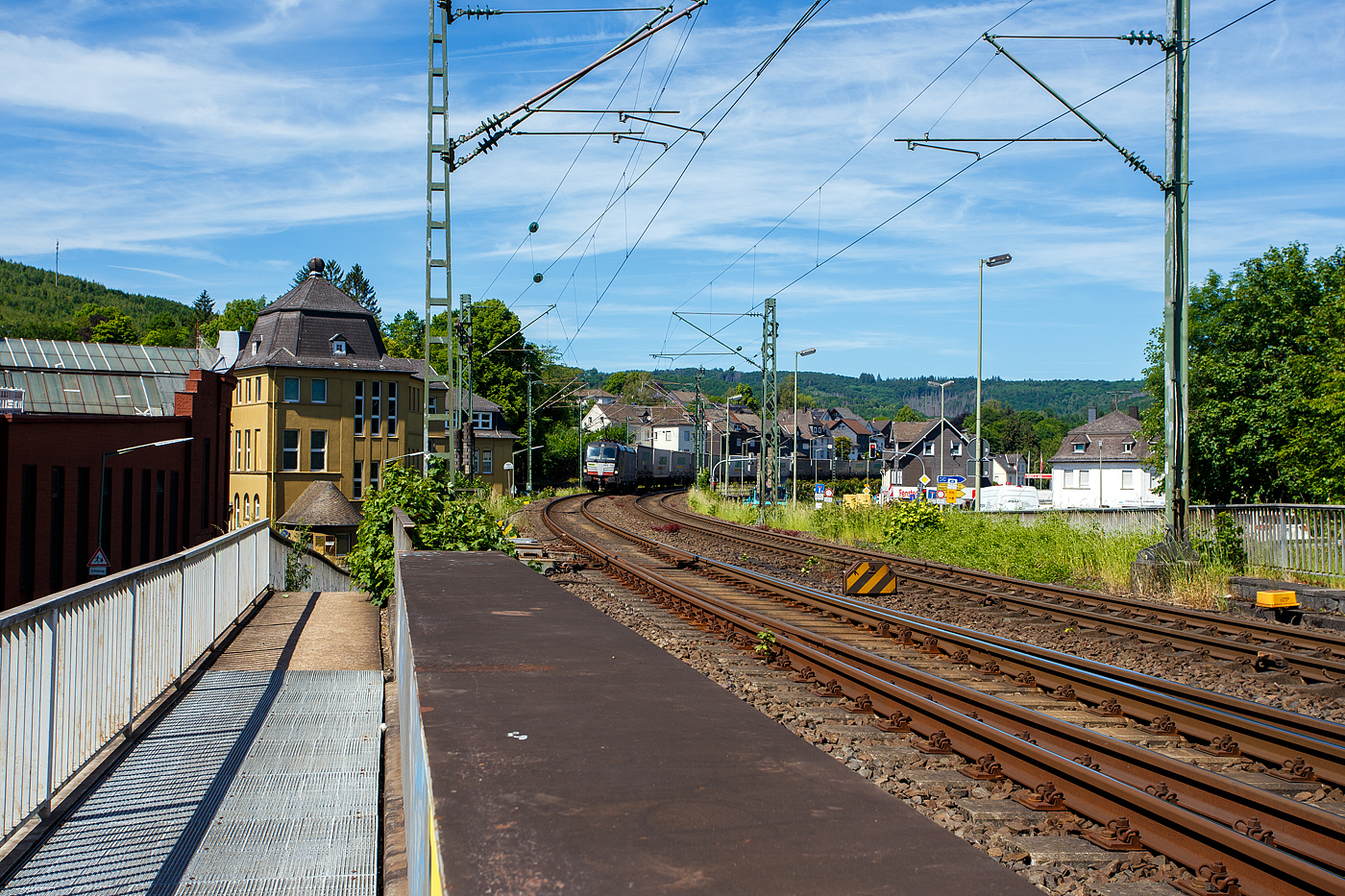Die an die BLS Cargo (Crossrail Benelux) vermietete X 4 E – 712 / 193 712-7 (91 80 6193 712-7 D-DISPO) der BRCE - Beacon Rail Capital Europe (M�nchen) f�hrt am 28 Mai 2026, mit einem KLV-Zug, durch Kirchen (Sieg) in Richtung K�ln. 

Die Siemens Vectron MS (A22-5f) wurde 2019 von Siemens Mobilitiy in M�nchen-Allach unter der Fabriknummer 22547 gebaut. Die Vectron Lokomotive ist als MS – Lokomotive (Mehrsystemlok) mit 6.400 kW konzipiert und f�r 160 km/h zugelassen f�r Deutschland, �sterreich, Schweiz, Italien und die Niederlande (D/A/CH/I/NL).

Die Lok wurde an die MRCE - Mitsui Rail Capital Europe GmbH in M�nchen ausgeliefert, seit September 2023 hat die Beacon Rail Metro Finance B.V. die Mitsui Rail Capital Europe B.V. (Amsterdam) und somit auch die Mitsui Rail Capital Europe GmbH im M�nchen �bernommen, so firmiert sie nun als Beacon Rail Capital Europe GmbH, M�nchen (BRCE / DISPO).