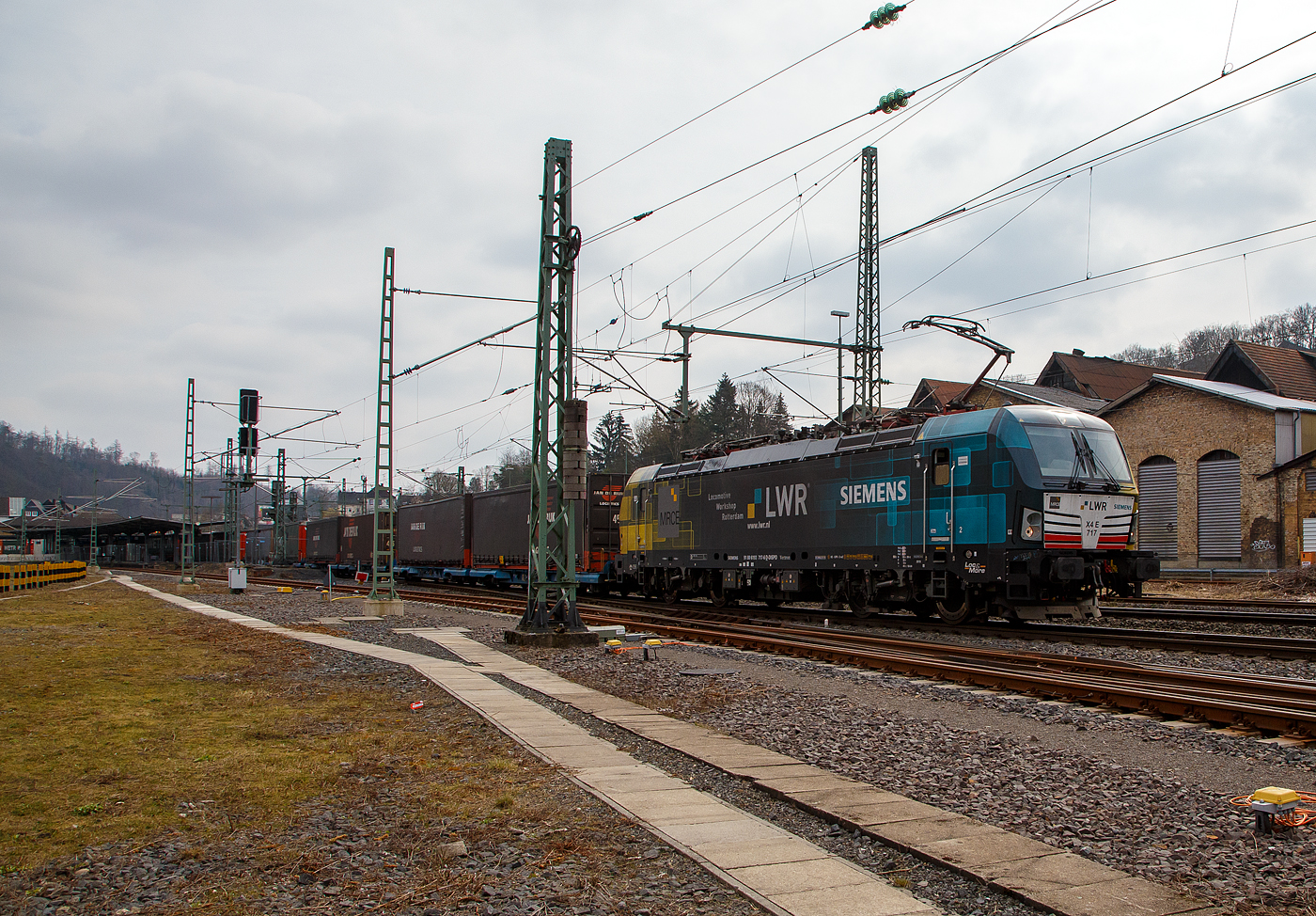 Die an die BLS Cargo vermietete Siemens Vectron MRCE MS - X4 E – 717  bzw. 193 717-6 mit Werbung „LWR - Locomotive Workshop Rotterdam“ (91 80 6193 717-6 D-DISPO) der MRCE Dispolok GmbH (Mnchen) fhrt am 23.03.2021 mit einem KLV-Zug durch Betzdorf (Sieg) in Richtung Kln.

Die Siemens Vectron MS (6.4 MW / 160 km/h) wurde 2019 von Siemens in Mnchen-Allach unter der Fabriknummer 22596 gebaut. Sie hat die Zulassungen fr Deutschland, sterreich, Schweiz, Italien und die Niederlande.