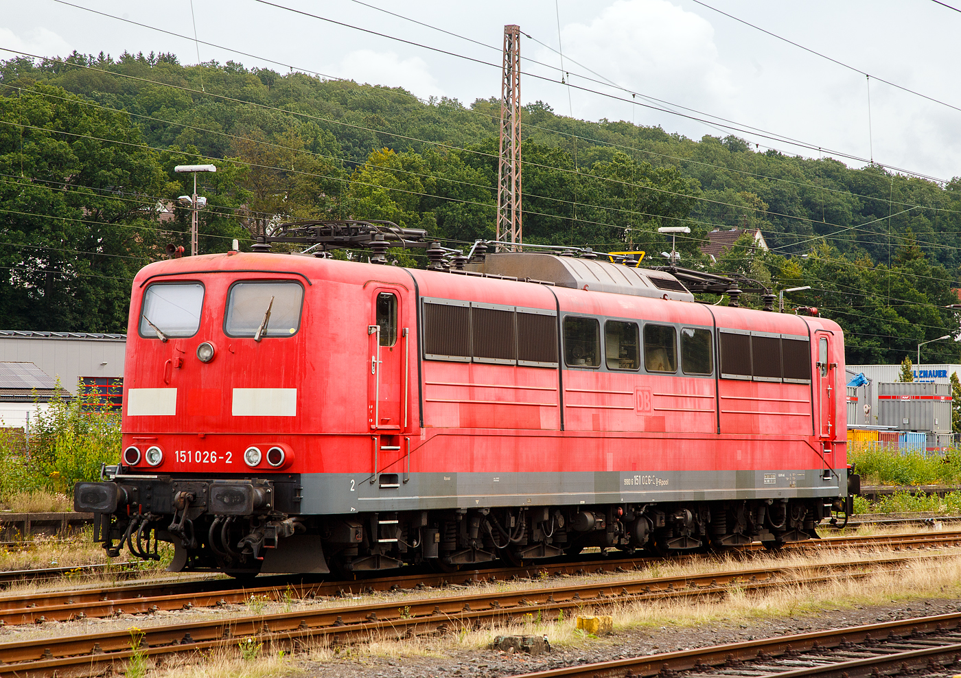 Die an die DB Cargo AG vermietete Railpool 151 026-2 (91 80 6151 026-2 D-Rpool) ist am 13.08.2023 im Kreuztaler Abstellbereich abgestellt.

Die Lok wurde 1973 von Krauss-Maffei AG in München unter der Fabriknummer 19645 gebaut, der elektrische Teil ist von Siemens. Bis zum 31.12.2016 gehörte sie zur DB Cargo AG. Zum 01.01.2017 wurden je 100 sechsachsige elektrische Altbau-Lokomotiven der Baureihen 151 und 155 an Railpool verkauft. Die DB Cargo mietet daraufhin 100 Loks von Railpool wieder an. Die anderen Maschinen werden dem freien Markt angeboten.
