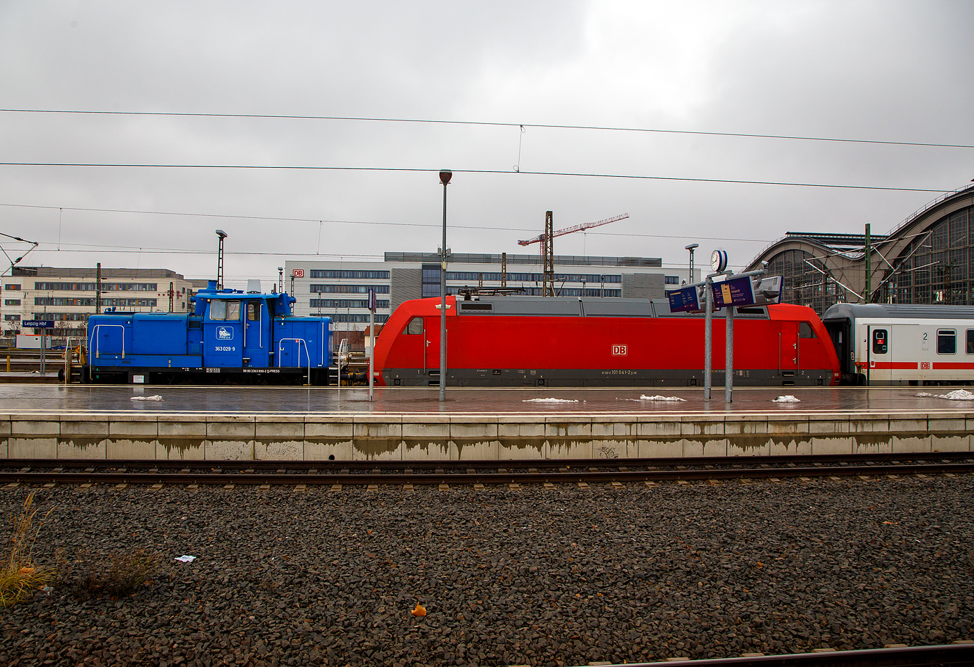 Die an die DB Cargo AG vermietete V 60 – 363 698-2 alias 363 029-9 (98 80 3363 698-2 D-PRESS) der PRESS - Eisenbahnbau- und Betriebsgesellschaft Pressnitztalbahn mbH (Jhstadt), ex DB V 60 698, hat am 06.12.2022 die DB 101 041-2 von der Abstellgruppe geholt und im Hauptbahnhof Leipzig an einen IC herangeschoben. 

Die V60 der schweren Ausfhrung wurde 1960 von MaK unter der Fabriknummer 600287 gebaut uns als V 60 698 an die DB - Deutsche Bundesbahn geliefert, 1968 erfolgte die Umzeichnung in DB 261 698-5. Zum 01.10.1987 wurde sie, wie alle V60, zur Kleinlok und somit zur DB 361 698-4. Im Jahr 1989 erfolgte der Umbau bzw. die Ausrstung mit Funkfernsteuerung und sie wurde dadurch zur DB 365 698-0. Die Remotorisierung mit einem neuen CAT 3412E DI-TTA Motor erfolgte 1998 und sie wurde nun zur (heutigen) DB 363 698-2. Die Ausmusterung bei der DB erfolgte 2007 und sie wurde an die PRESS verkauft. Seit 2020 ist sie an die DB AG vermietet.
