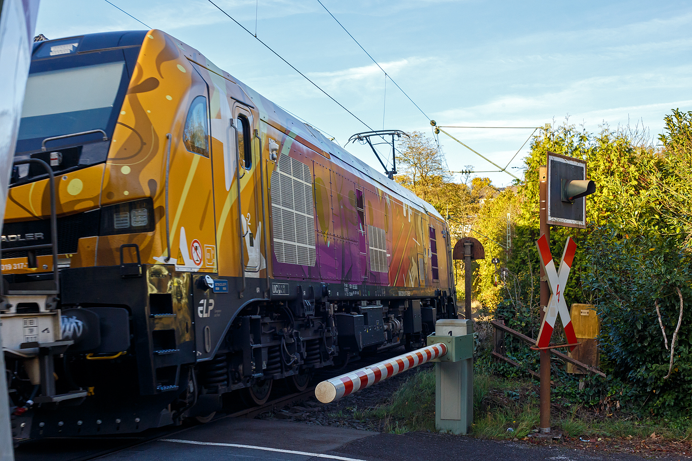 Die an die dispo-Tf Rail GmbH (Berlin) vermietete Stadler EURO 9000 der ELP - European Loc Pool AG (Frauenfeld/CH) 2019 317-7 (90 80 2019 317-7 D-ELP) fhrt am 26 Oktober 2024, mit einem Zuckerzug (VTG Wagen der Gattung Uagnpps), durch Kirchen (Sieg) in Richtung Siegen. Vermutlich ist sie hier an die RTB CARGO GmbH (Dren) untervermietet-

Die Stadler EURO 9000 eine Co'Co'- DualModeLok wurde 2023 von Stadler Rail Valencia S.A.U. in Albuixech (Spanien) unter der Fabriknummer 43393 gebaut und an die ELP - European Loc Pool AG in Frauenfeld (CH) ausgeliefert. Seit 26.01.2024 ist sie an die RTB CARGO GmbH (Dren) vermietet.
