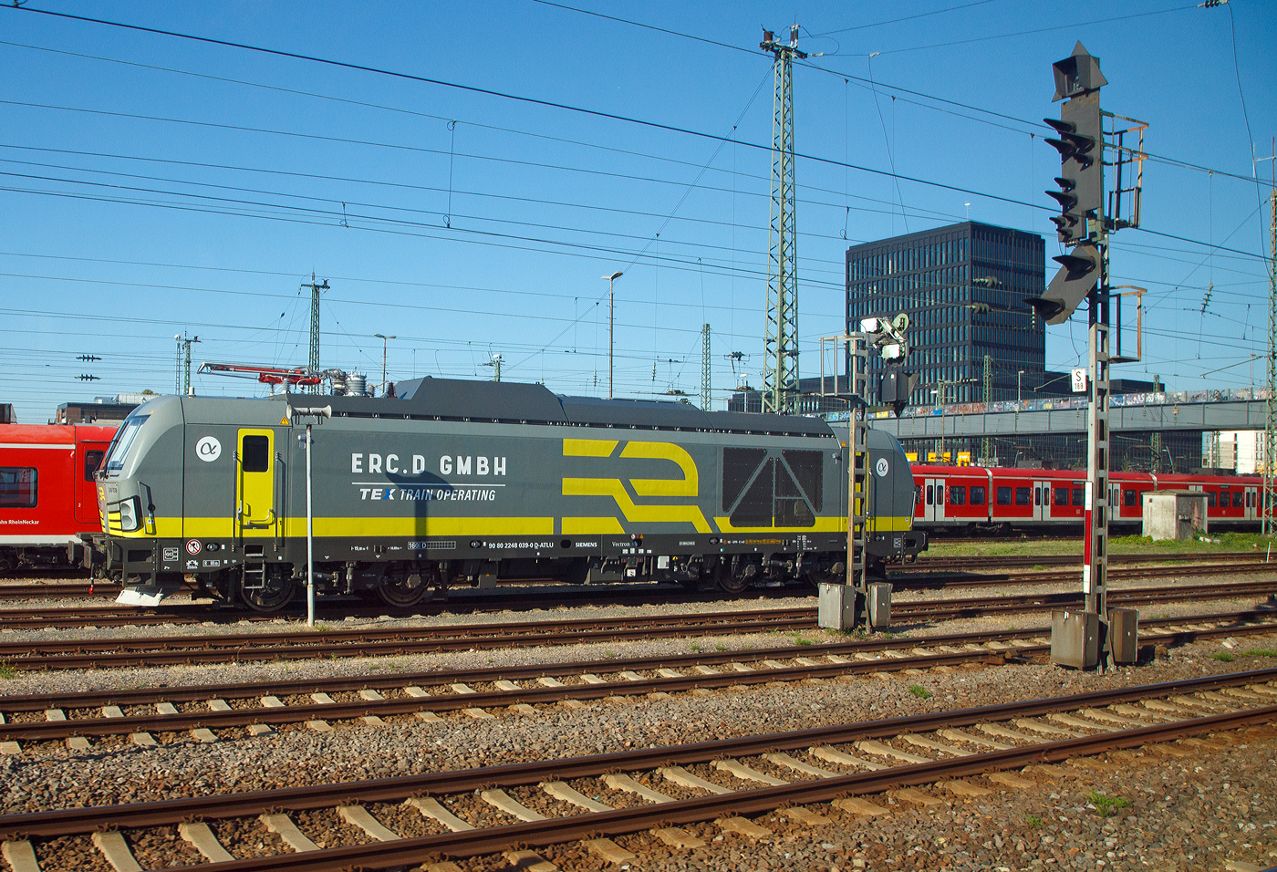 Die an die ERC.D (European Railway Company Deutschland GmbH, Nürnberg) vermietete SIEMENS Vectron DM - 248 039 (90 80 2248 039-0 D-ATLU) der Alpha Trains Luxembourg S.à.r.l. steht am 07.09.2023 in Mannheim. Bild aus einem ICE heraus.

Die Vectron Dual Mode wurden 2022 von Siemens Mobility GmbH in München-Allach unter der Fabriknummer 23261 gebaut. Die Lok hat die Zulassung für Deutschland und eine Höchstgeschwindigkeit von 160 km/h.