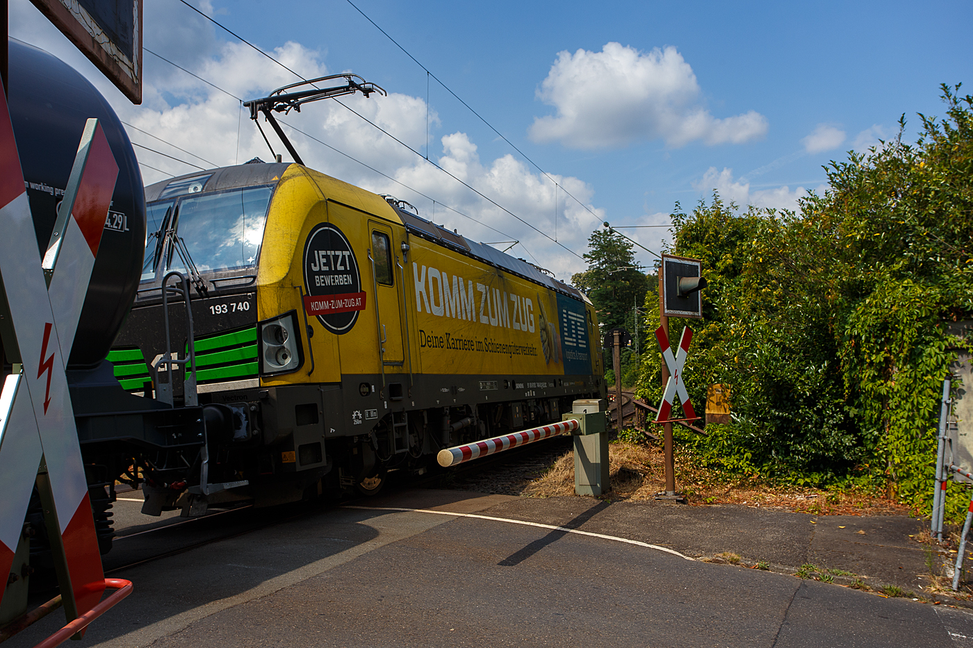 Die an die LTE Logistik- und Transport GmbH vermietete Vectron MS 193 740 (91 80 6193 740-8 D-ELOC) der ELL - European Locomotive Leasing, f�hrt am 23 Juli 2026 mit einem Kesselwagenzug durch Kirchen/Sieg in Richtung Siegen.

Die Vectron MS wurde 2018 von Siemens Mobilitiy in M�nchen-Allach unter der Fabriknummer 22433 gebaut. Diese Vectron Lokomotive ist als MS – Lokomotive (Mehrsystemlok) mit 6.400 kW und einer H�chstgeschwindigkeit von 200 km/h konzipiert. Sie ist in der Variante A10 ausgef�hrt und hat so die Zulassungen f�r Deutschland, �sterreich, Polen, Tschechien, Slowakei, Ungarn, Niederlande und Rum�nien (D / A / PL / CZ / SK / H / NL und RO).