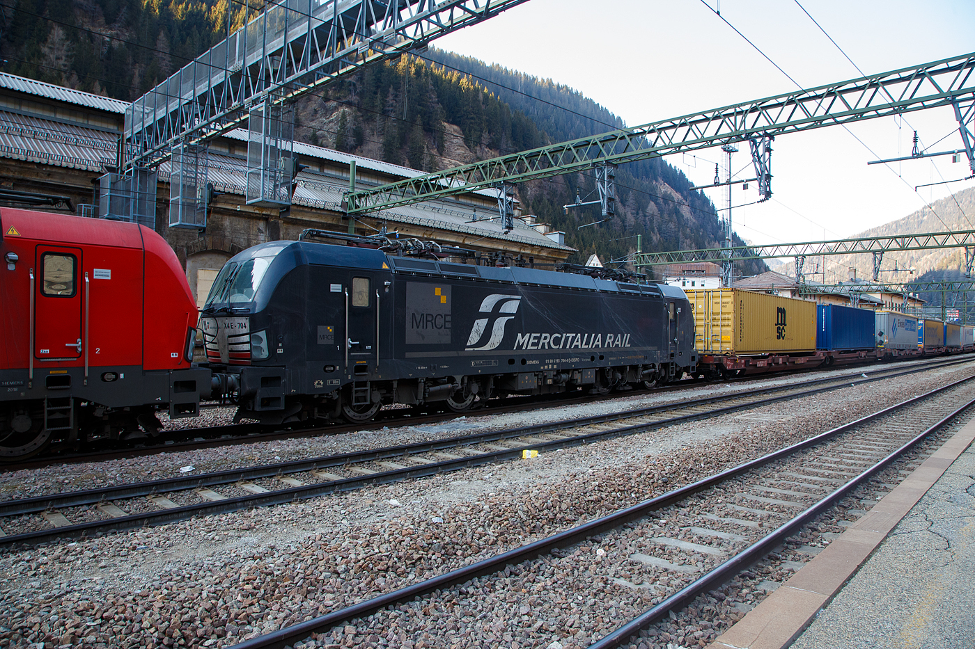 Die an die Mercitalia Rail S.r.l. vermietete X4 E – 704 / 193 704 (91 80 6193 704-4 D-DISPO) der MRCE Dispolok GmbH (München), hinter der DB Cargo 193 31, am 27.03.2022 mit einem KLV-Zug aus Österreich kommend im Bahnhof Brenner (Stazione di Brennero). Die Stromabnehmer sind wegen dem Systemwechsel Österreich/Italien noch gesenkt. 

Die Siemens Vectron MS wurde 2018 von Siemens in München-Allach unter der Fabriknummer 22388 gebaut. Diese Vectron Lokomotive ist als MS – Lokomotive (Multisystem-Variante) mit 6.400 kW (160 km/h) konzipiert und zugelassen für Deutschland, Österreich, Schweiz, Italien und Niederlande (D/A/CH/I/NL).