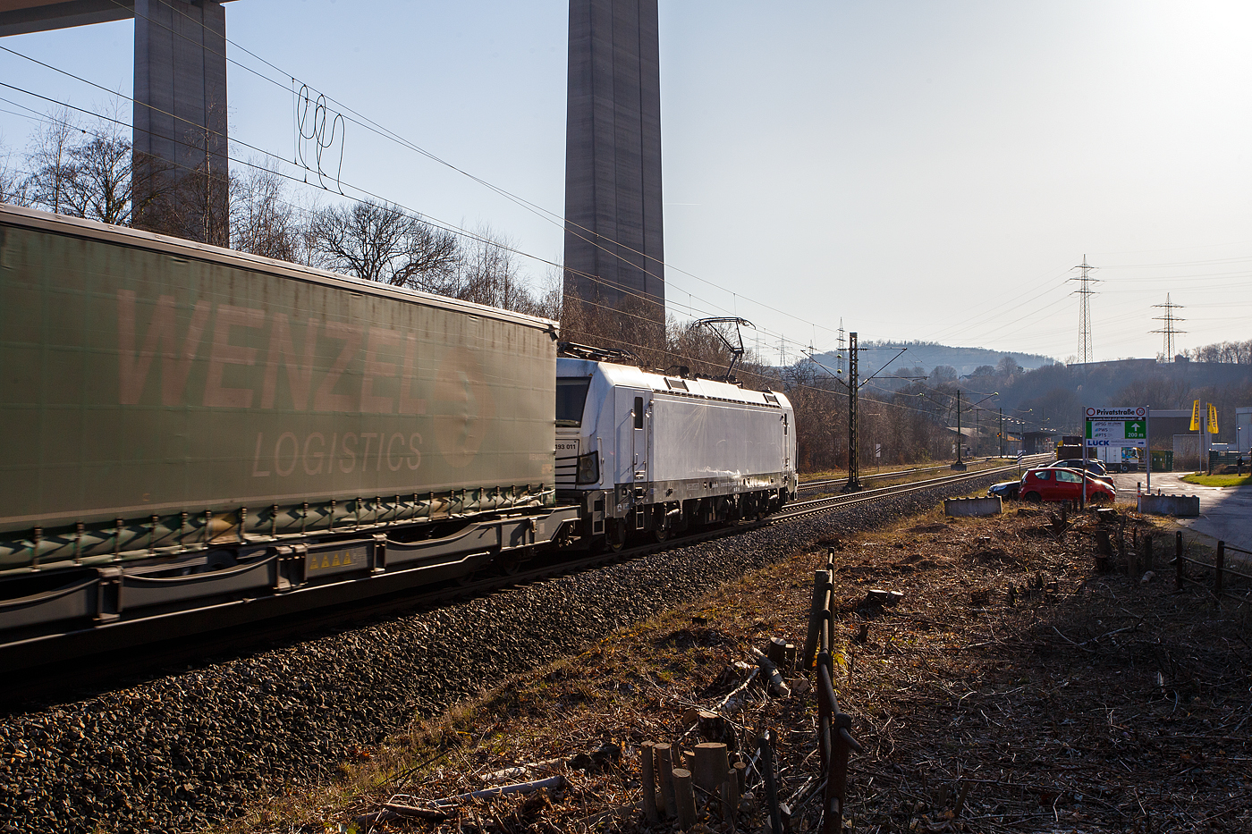 Die an die österreichische Weco Rail / Wenzel Logistics vermietete „weiße“ SIEMENS Vectron AC – 193 011-4 (91 80 6193 011-4 D-ELOC) der ELL - European Locomotive Leasing (Wien) fährt am 05 März 2026 mit einem KLV-Zug durch Siegen-Eiserfeld in Richtung Köln. 