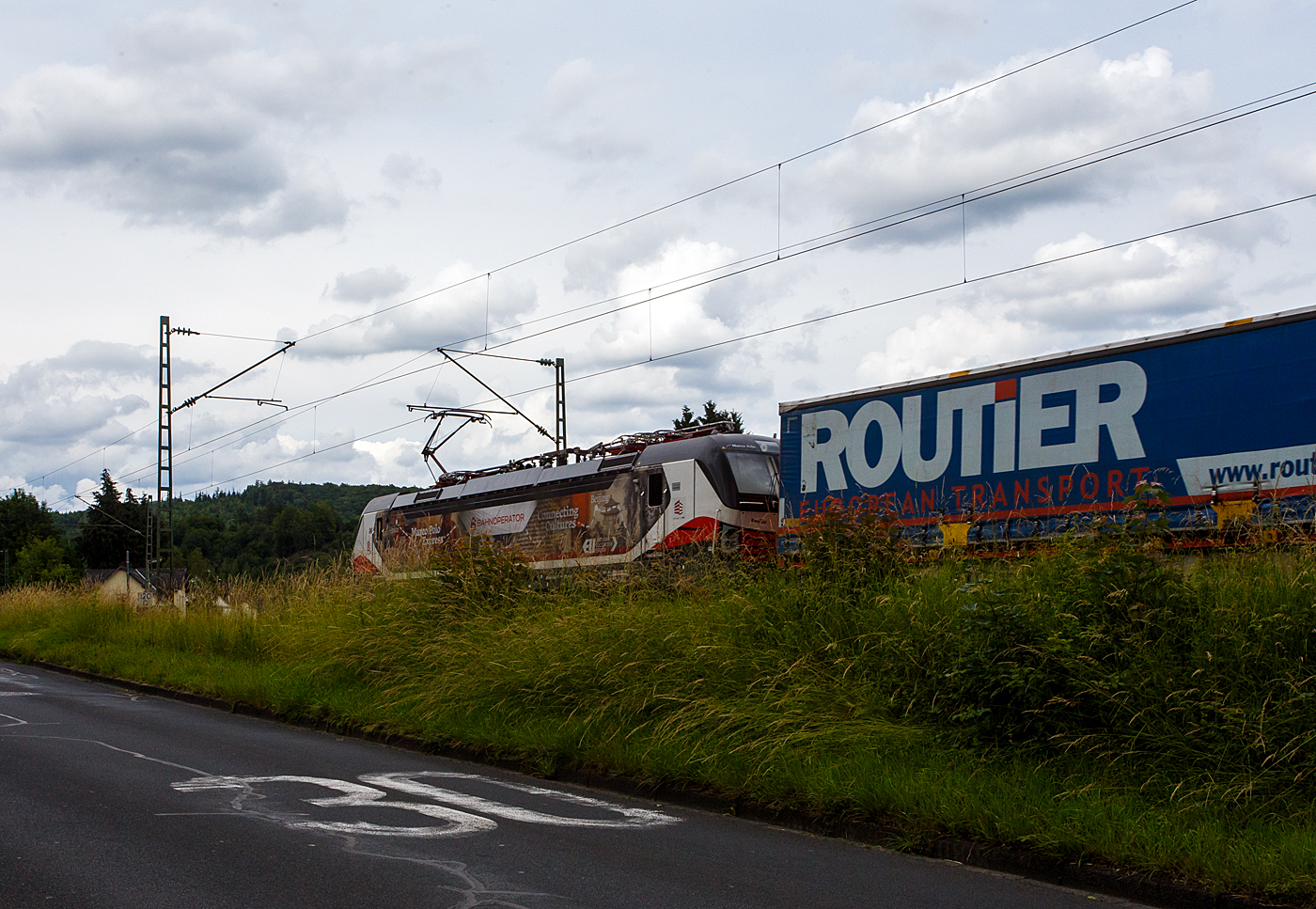 Die an die polnische Bahnoperator Polska Sp. z o.o. (Małaszewicze Małe) vermietete Siemens Vectron MS 7193 625  Emilia  (91 80 7193 625-9 D-ELOC) der ELL Polska Asset Sp. z o.o. (Poznań/Posen) f�hrt am 11 Juni 2026, mit einem KLV-Zug (ein Ganzzug der rum�nischen ROUTIER EUROPEAN TRANSPORT European Transport), durch Kirchen/Sieg in Richtung Siegen.

Die Siemens Vectron MS wurde 2025 von Siemens Mobility GmbH in M�nchen-Allach unter der Fabriknummer 24311 gebaut und an die ELL Polska Asset geliefert. Die MS – Lokomotive (Mehrsystemlok) ist mit 6.400 kW Leistung und 160 km/h H�chstgeschwindigkeit konzipiert. Sie wurde in der Vectron Variante MS A35 ausgef�hrt und hat so die Zulassung f�r Deutschland, �sterreich, Italien, Ungarn, Tschechien, Polen, Slowakei, Kroatien, Slowenien, Rum�nien und Bulgarien (D / A / I / H / CZ / PL / SK / HR / SLO / RO / BG). 

Die SIEMENS Vectron MS der Version A 35 besitzt die Zugsicherungssysteme ETCS BaseLine 3, sowie f�r Deutschland (PZB90 / LZB80 (CIR-ELKE I)), f�r �sterreich (ETCS Level 1 mit Euroloop, ETCS Level 2, PZB90 / LZB80), f�r Italien (SCMT), f�r Ungarn (ETCS Level 1, EVM (Mirel)), f�r Tschechien und die Slowakei (LS (Mirel)), f�r Polen (SHP), sowie f�r Kroatien, Slowenien, Rum�nien und Bulgarien (PZB90).