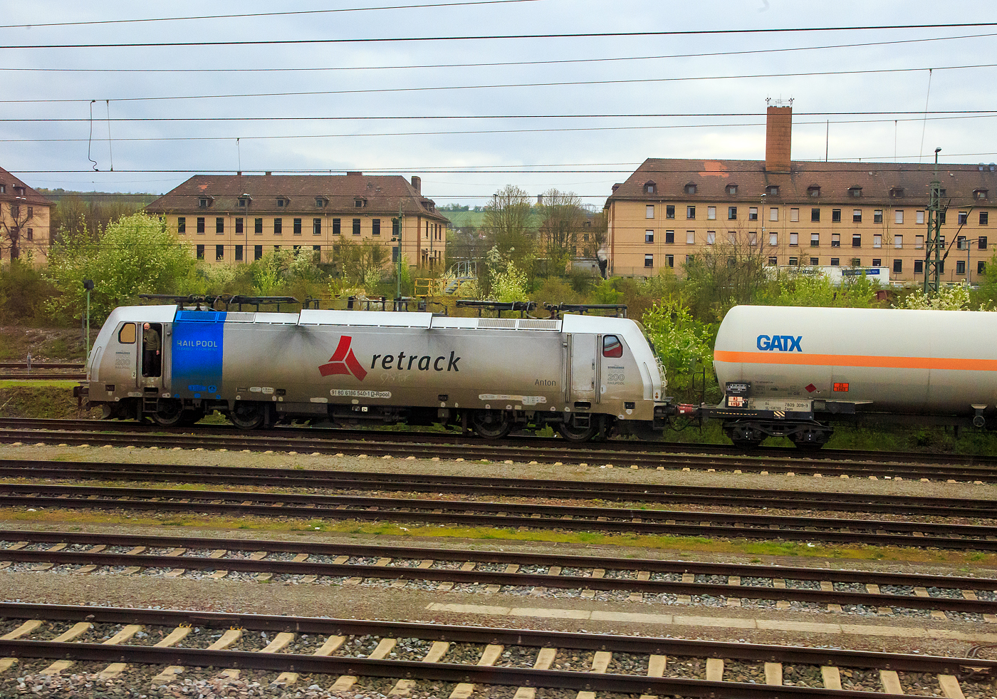 Die an die Retrack Germany GmbH (Hamburg) vermietete Railpool 186 540-1  Anton  (91 80 6186 540-1 D-Rpool) steht am 17.04.2023 mit einem Kesselwagenzug bei Würzburg. Sie trägt Aufkleber „Bombardier TRAXX Nr. 200 für Railpool“. 

Die Bombardier TRAXX F140 MS(2E) wurde 2020 von Bombardier in Kassel unter der Fabriknummer 35654 gebaut und an die Railpool ausgeliefert. Sie ist damit die 200te Bombardier TRAXX-Lok für die Railpool GmbH (München). Die Multisystemlokomotive hat die Zulassungen bzw. besitzt die Länderpakete für Deutschland, Österreich, Polen, Tschechien, Slowakei, Ungarn und die Niederland (D/A/PL/CZ/SK/HU/NL).
