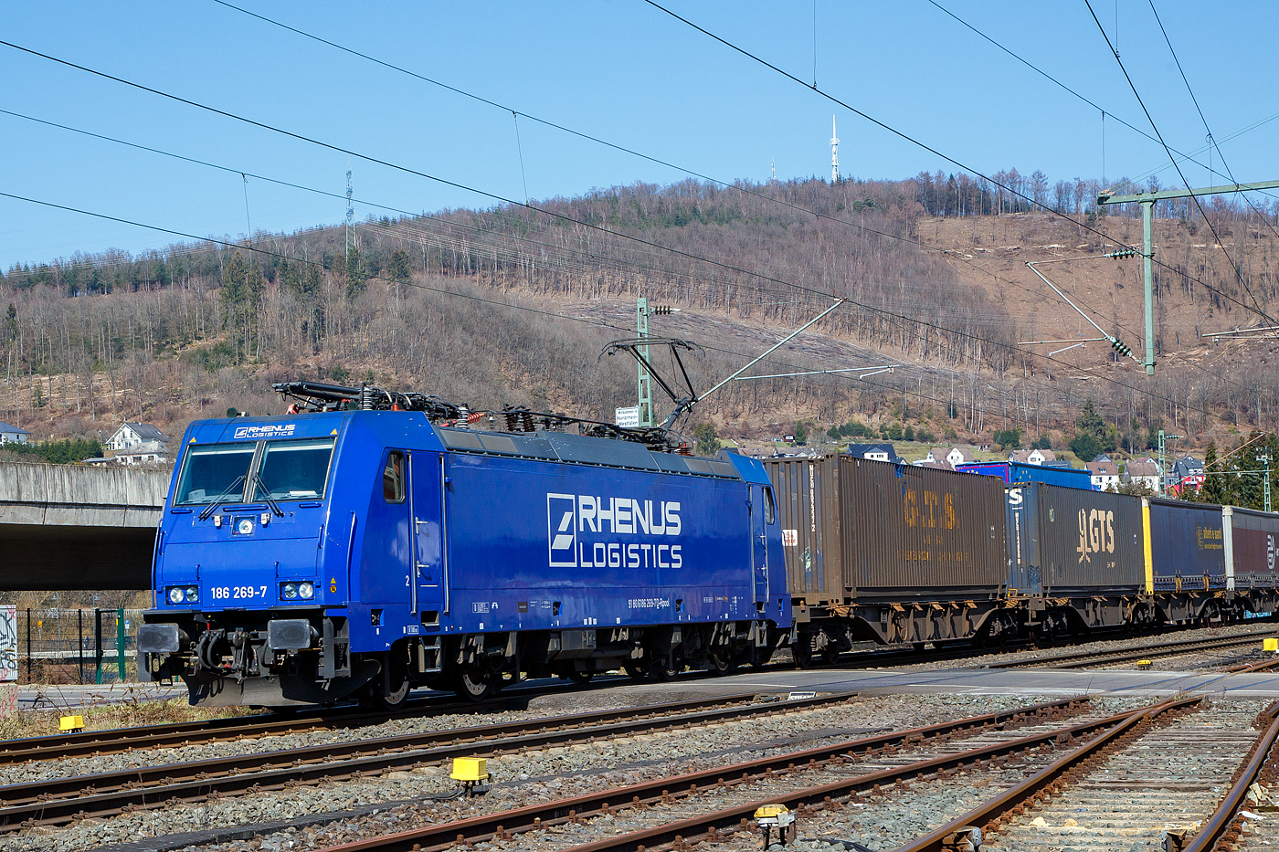 Die an die Rhenus Rail Logistics GmbH vermietete Railpool 186 269-7 (91 80 6186 269-7 D-Rpool) fährt am 24.03.2021, mit einem mit einem GTS - Container-Zug, auf der Siegstrecke (KBS 460) durch Niederschelden in Richtung Köln. 

Die Bombardier TRAXX F140 MS2E wurde 2017 von Bombardier in Kassel unter der Fabriknummer 35522 gebaut und an die Railpool ausgeliefert. Die Multisystemlokomotive hat die Zulassungen bzw. besitzt die Länderpakete für Deutschland, Österreich, Belgien, Niederlande, Tschechien, Slowakei und Ungarn (D/A/B/NL/CZ/SK/H).

