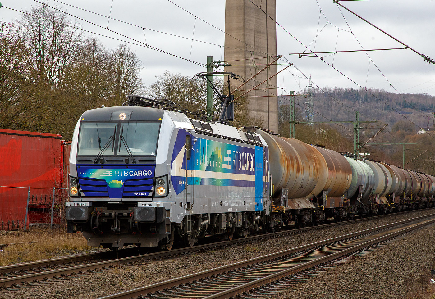 Die an die RTB Cargo GmbH vermietete SIEMENS Vectron AC – 193 810-9 „Salzburg“ (91 80 6193 810-9 D-Rpool) der Railpool GmbH (München), fährt am 22.03.2021 mit einem Kesselwagenzug durch Siegen-Eiserfeld in Richtung Siegen. 

Die Siemens Vectron AC wurde 2014 von Siemens Mobility GmbH in München-Allach unter der Fabriknummer 21898 gebaut und an die Railpool GmbH in München geliefert. Diese Vectron Lokomotive ist als AC – Lokomotive (Wechselstrom-Variante) mit 6.400 kW konzipiert und zugelassen für Deutschland, Österreich, Ungarn und Rumänien, sie hat eine Höchstgeschwindigkeit von 200 km/h.