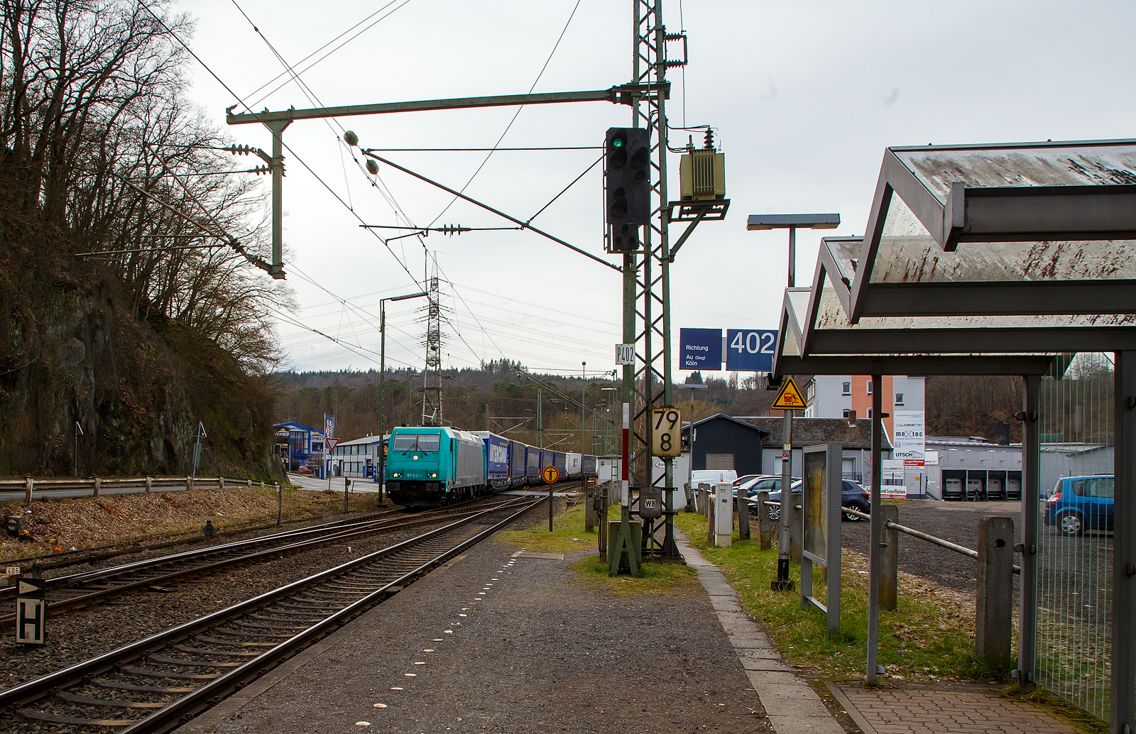 Die an die RTB CARGO GmbH vermietete 185 612-9 (91 80 6185 612-9 D-ATLU) der Alpha Trains Luxembourg No.2 S.à r.l. fährt am 17.03.2023, mit einem KLV-Zug, durch Scheuerfeld (Sieg) in Richtung Siegen. Leider war mir ein weiteres Bild von Ihr unmöglich, da sie von einer DB 193er mit einem KLV-Zug in Gegenrichtung zugefahren wurde.

Die TRAXX F 140 AC2 wurde 2008 von der Bombardier Transportation GmbH in Kassel unter der Fabriknummer 34263 gebaut.
