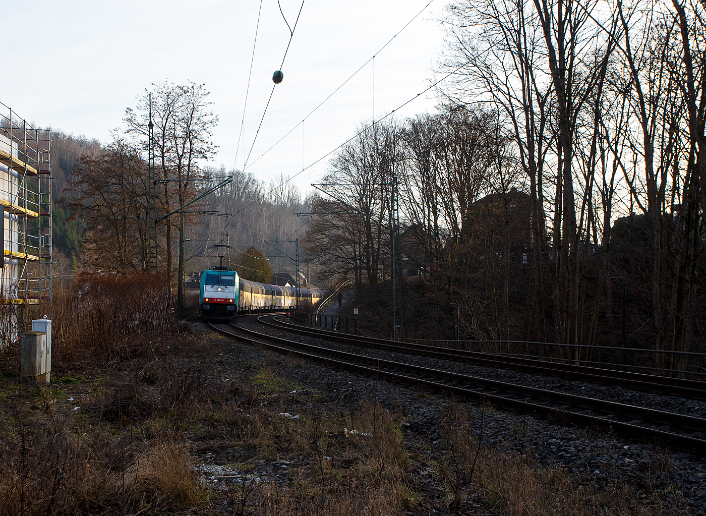 Die an die Rurtalbahn Cargo GmbH vermietete E 186 134 (91 51 6270 005-7 PL-ATLU, ex 91 80 6186 134-3 D-BTK) der Alpha Trains Belgium NV/SA (Antwerpen) fährt am 22 Januar 2026, mit einem geschlossen Doppelstock-Autotransportzug der ARS Altmann AG (mit Wagen der Gattung Hccrrs), durch Kirchen/Sieg in Richtung Siegen. Nochmals einen lieben Gruß an den netten Lokführer zurück.

Die Bombardier TRAXX F140 MS wurde 2007 von Bombardier in Kassel unter der Fabriknummer 34350 gebaut und an die ATC - Angel Trains Cargo ausgeliefert. Die Multisystemlokomotive hat die Zulassungen bzw. besitzt die Länderpakete für Deutschland, Österreich und Polen (D/A/PL). Von 2008 bis 2012 fuhr sie als EU43-006 (91 51 6270 005-7 PL-PKPC) für die PKP CARGO, wobei die ATC 2010 zur Alpha Trains Belgium wurde. Seit 2020 ist sie bei der RTB CARGO.