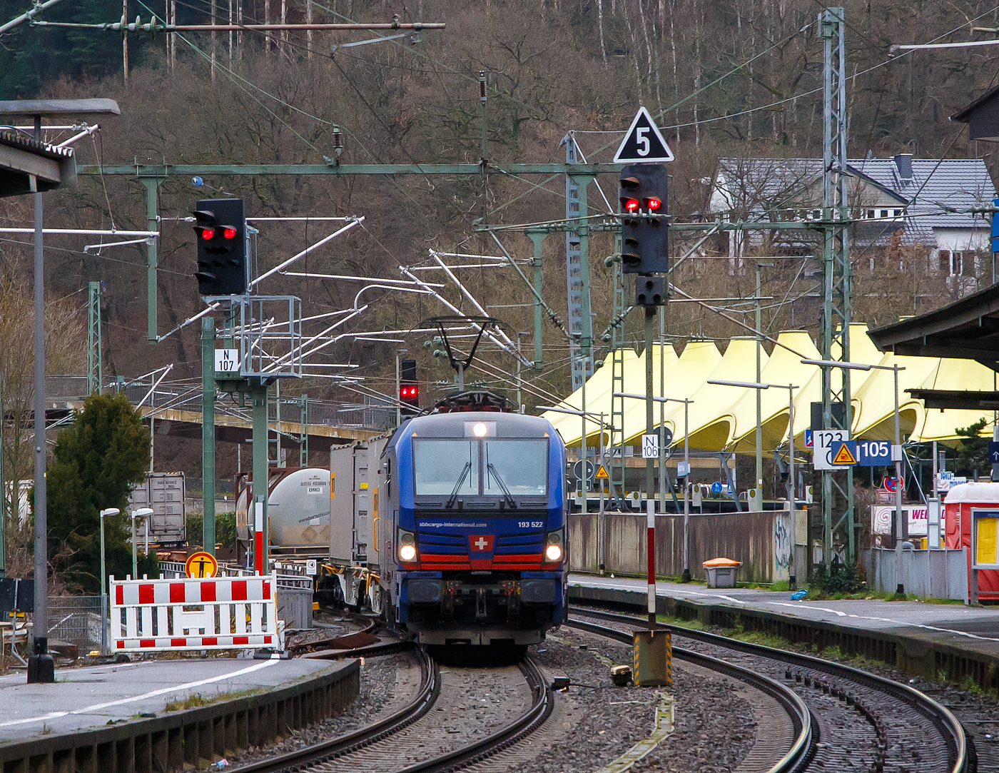 Die an die SBB Cargo International AG vermietete 193 522 „Elbe“ (91 80 6193 522-0 D-SIEAG) der SüdLeasing GmbH (Stuttgart, eingestellt in Deutschland durch Siemens) fährt am 14.01.2023, mit einem HUPAC-KLV-Zug, durch den Bahnhof Betzdorf (Sieg) in Richtung Köln.

Die Siemens Vectron MS wurde 2019 von Siemens Mobilitiy in München-Allach unter der Fabriknummer 22661 gebaut. Eigentümer ist die Südleasing GmbH in Stuttgart (LBBW-Tochter) die 20 dieser Loks an die SBB Cargo International vermietet hat, eingestellt sind sie in Deutschland durch die Siemens Mobilitiy. Es besteht zudem eine Option für 20 weitere Fahrzeuge.

Diese Mehrsystem-Loks sind für den Einsatz auf dem Rhein-Alpen-Korridor vorgesehen und sind für den Betrieb in Deutschland, Österreich, Schweiz, Italien und den Niederlanden (D/A/CH/I/NL) ausgelegt. Sie verfügen über eine Leistung von 6,4 MW (160 km/h) und sind neben den nationalen Zugsicherungssystemen mit dem Europäischen Zugsicherungssystem (ETCS) ausgestattet.
