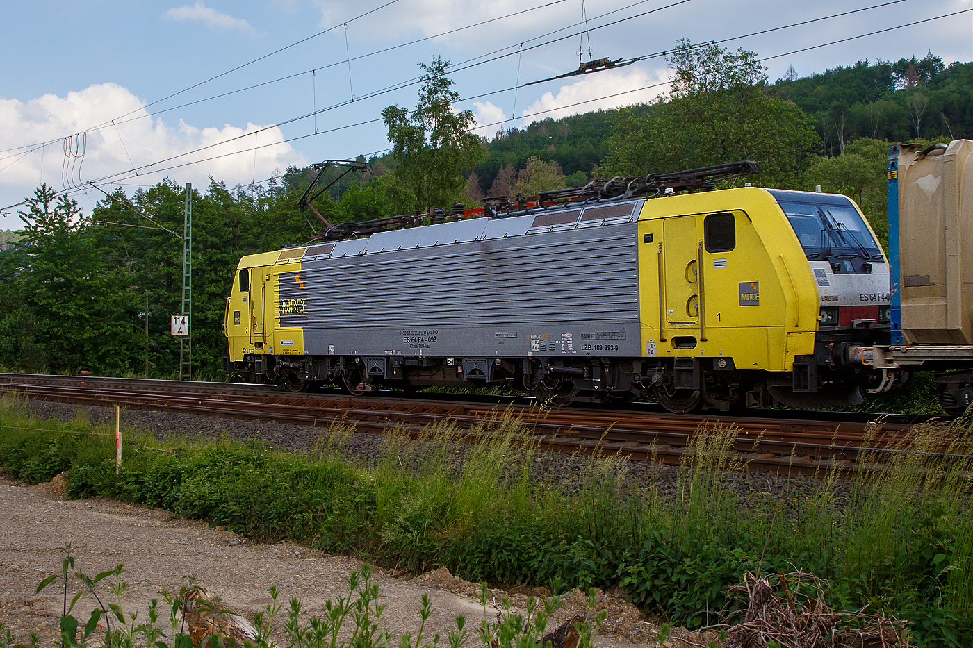 Die an die SBB Cargo International AG vermietete MRCE Dispolok ES 64 F4 - 093 bzw. 189-993 / LZB 189 993-9 (91 80 6189 993-9 D-DISPO, Class 189-VE) fährt am 09.06.2021, mit einem KLV-Zug auf der Siegstrecke (KBS 460) durch Brachbach in Richtung Siegen.

Die Siemens EuroSprinter wurde 2004 von SIEMENS in München-Allach unter der Fabriknummer 20723  gebaut.

Die BR 189 (Siemens ES64F4) hat eine Vier-Stromsystem-Ausstattung. Sie ist in allen vier in Europa üblichen Bahnstromsystemen einsetzbar. Diese hier hat die Variante E und besitzt die Zugbeeinflussungssysteme LZB/PZB, ETCS, SCMT, ZUB, INTEGRA und ATB für den Einsatz in Deutschland, Österreich, Schweiz, Italien, Niederlande, Slowenien und Rumänien.
Die Stromabnehmerbestückung ist folgende:
Pos. 1: CH, FR (AC), LU (AC), BE (AC)
Pos. 2: IT, SI, HR (DC)
Pos. 3: NL (DC), CZ (DC), FR (DC), SK, LU (DC)
Pos. 4: DE, AT, NL (AC), DK, CZ (AC), HR (AC), HU, RO