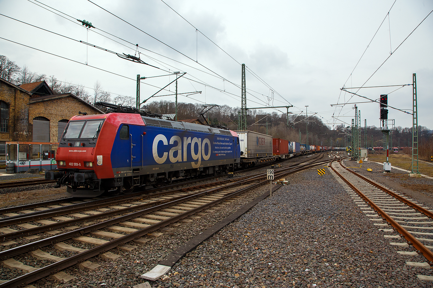 Die an die SBB Cargo International AG vermietete Re 482 009-8  Zürich-Oerlikon  (91 85 4482 009-8 CH-SBBC)  Starke Maschine sucht starke Typen!  der SBB Cargo AG fährt am 22.05.2022, mit einem langen HUPAC KLV-Zug, durch Betzdorf (Sieg) in Richtung Siegen. Von Siegen laufen dann solche Züge auf die Dillstrecke (KBS 445) in südlicher Richtung.

Die TRAXX F140 AC1 wurde 2002 von Bombardier in Kassel unter der Fabriknummer  33484 gebaut und an die SBB Cargo AG geliefert. 